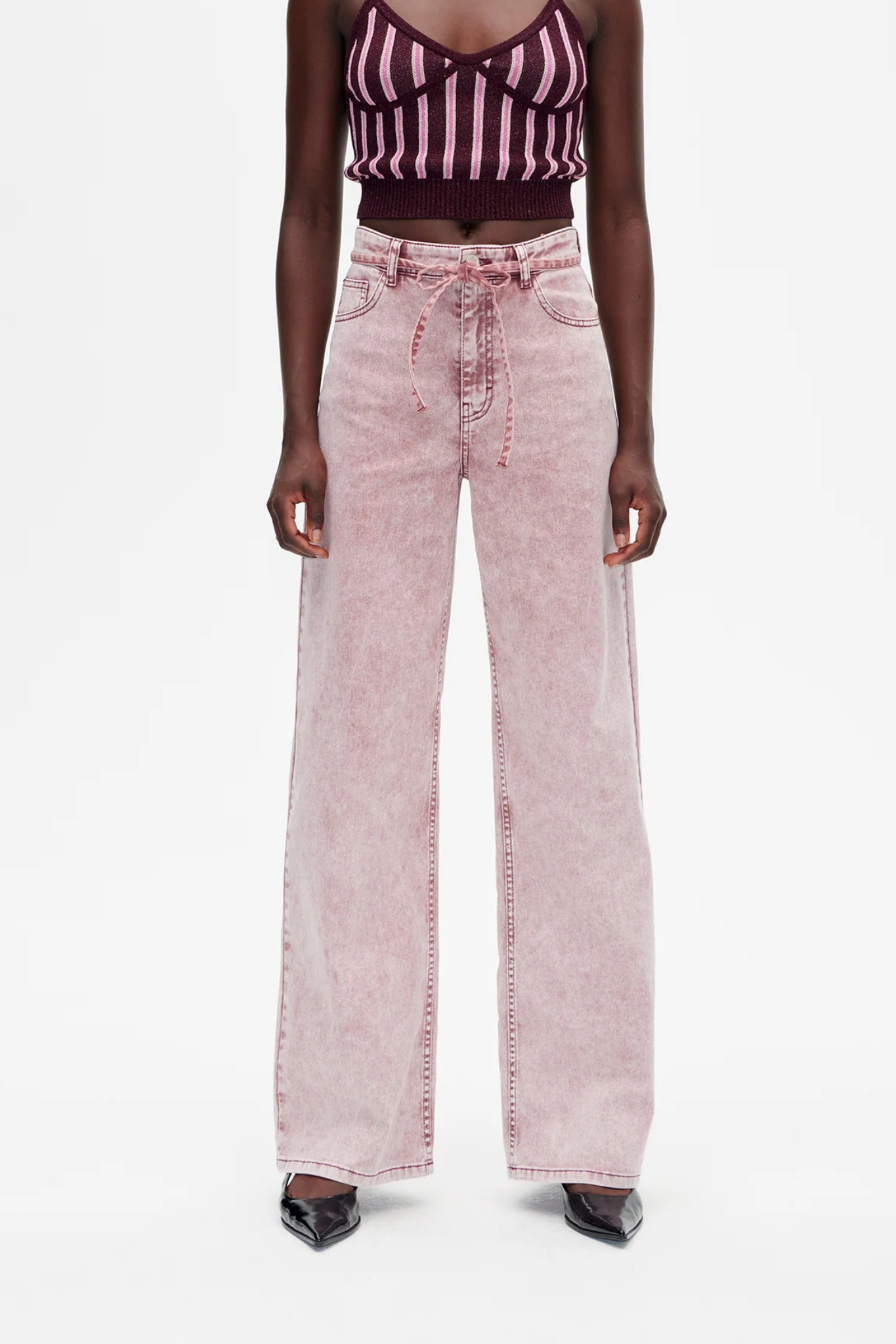 Model wearing the Baum Und Pferdgarten ninie jeans in washed pink. Front view