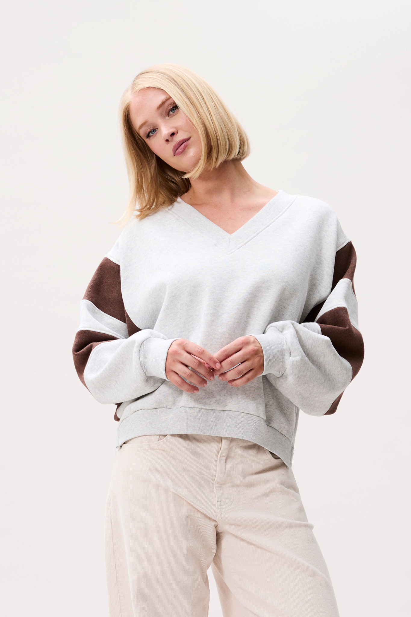 SPORTY VNECK SWEATER - LIGHT GREY MELANGE
