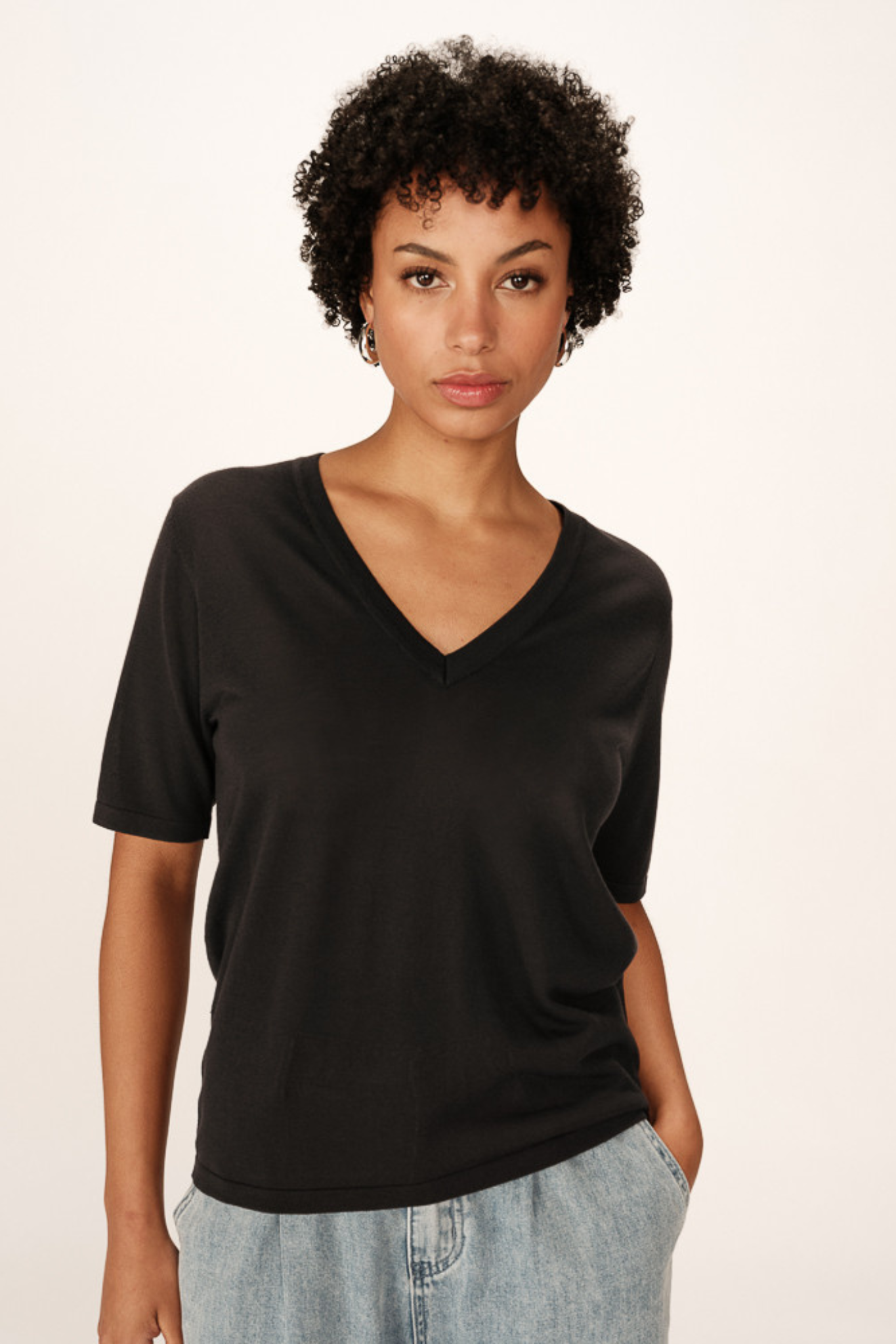 Model wearing the Grace & Mila padoue top in anthracite. Front view