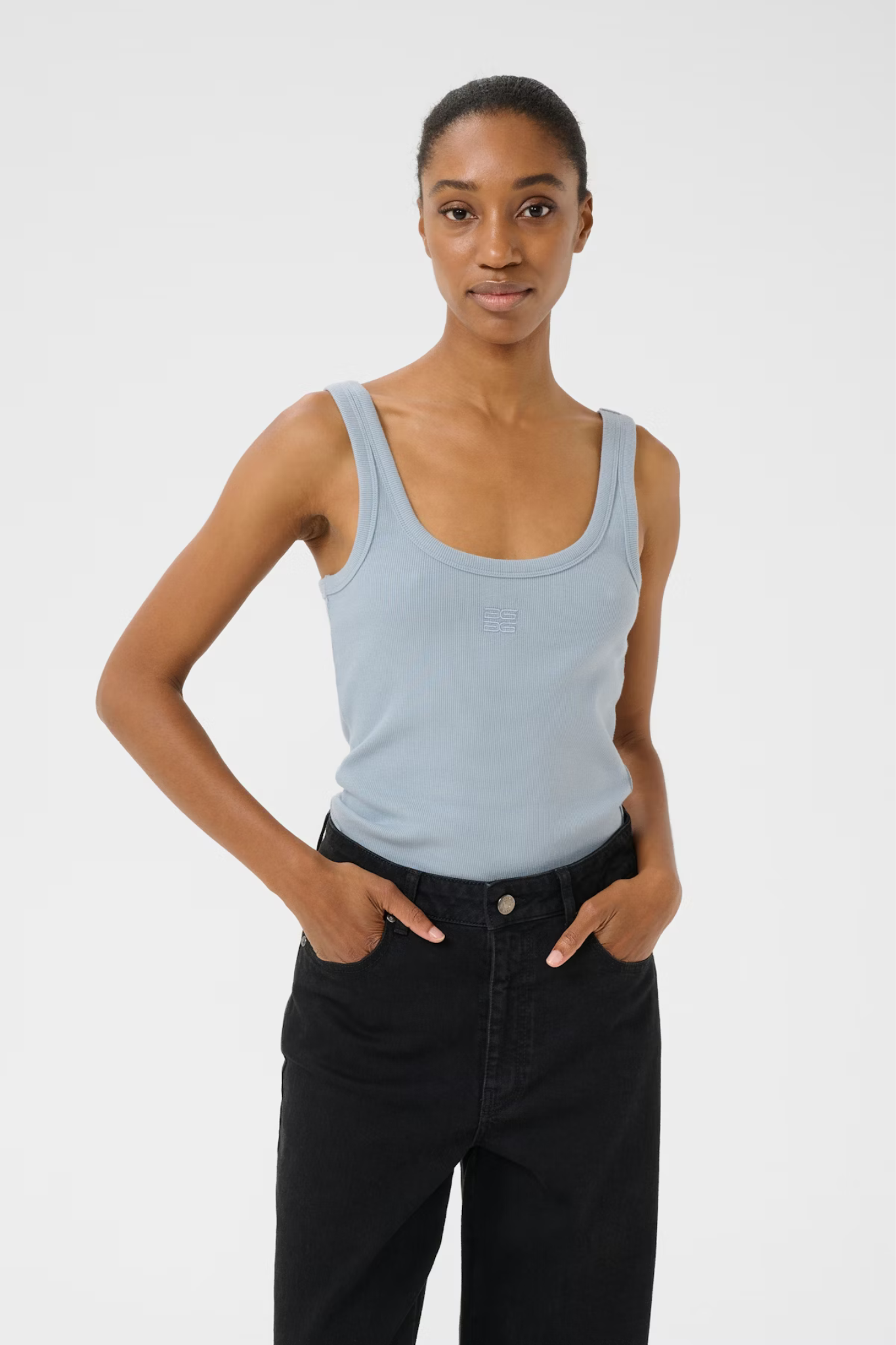 Model wearing the Gestuz drew logo top in grey blue. Front view