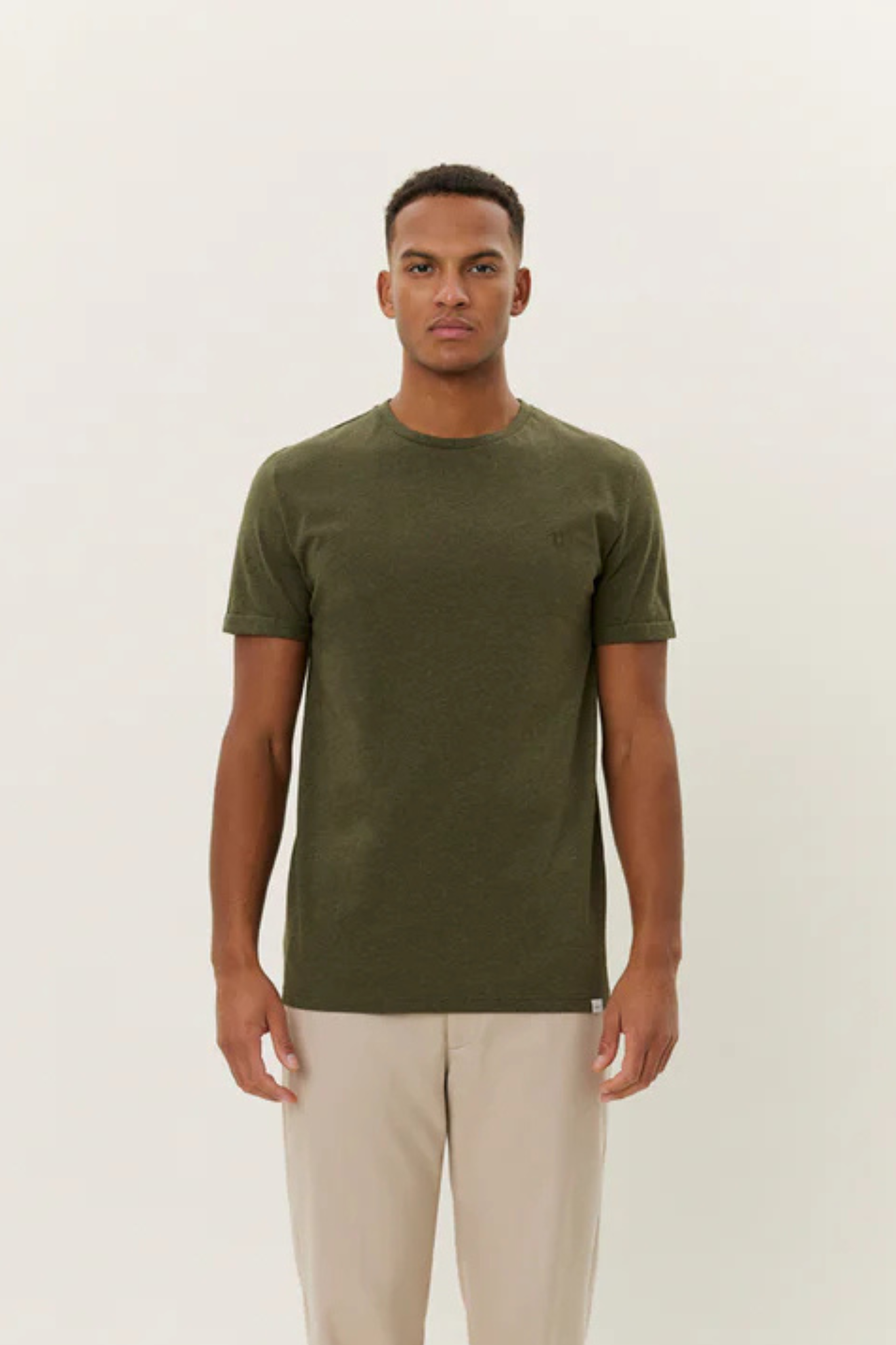 Model wearing the Les Deux norregaard t-shirt in forest green. Front view