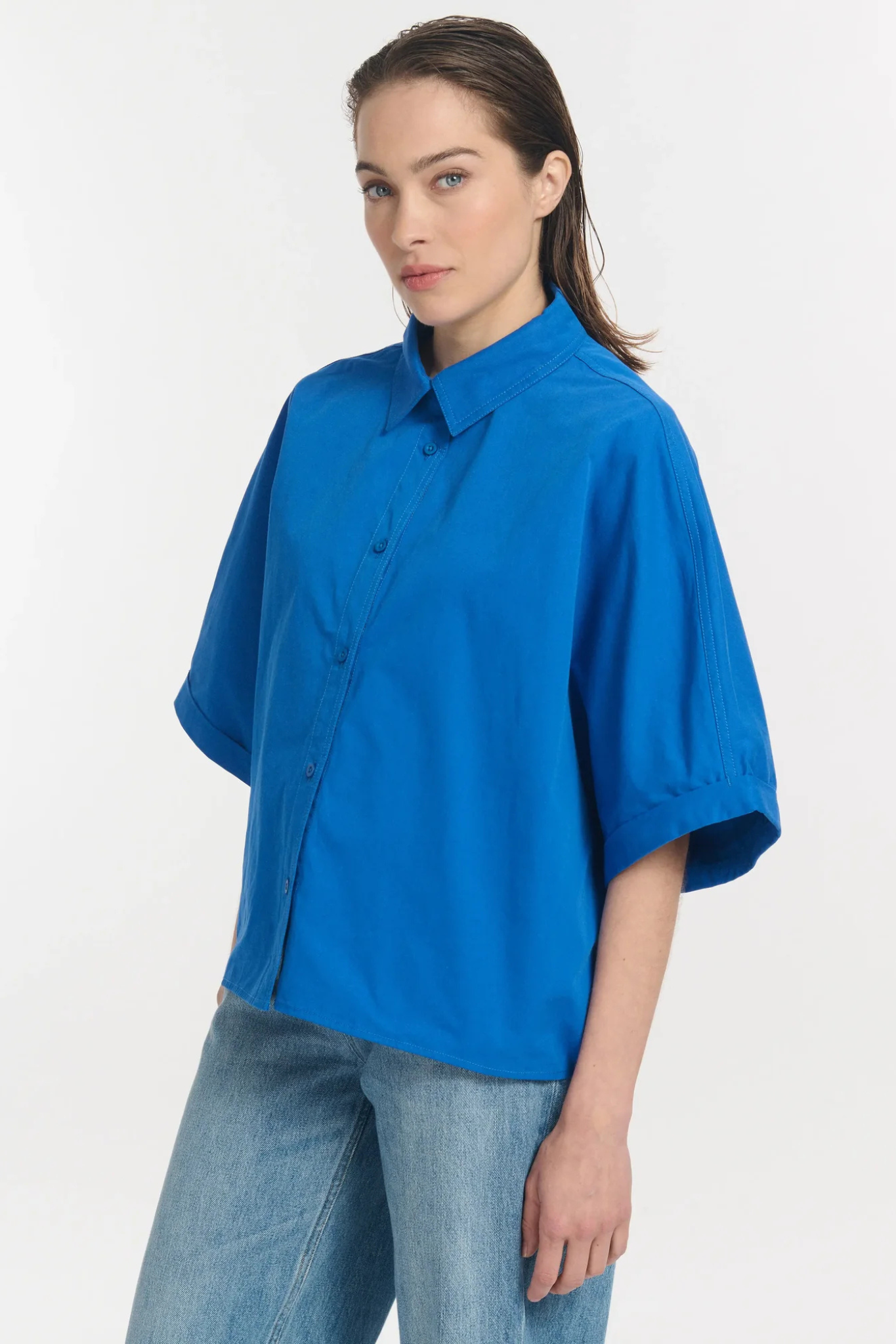 Model wearing the Labdip dolly popeline blouse in bleu royal. Front view