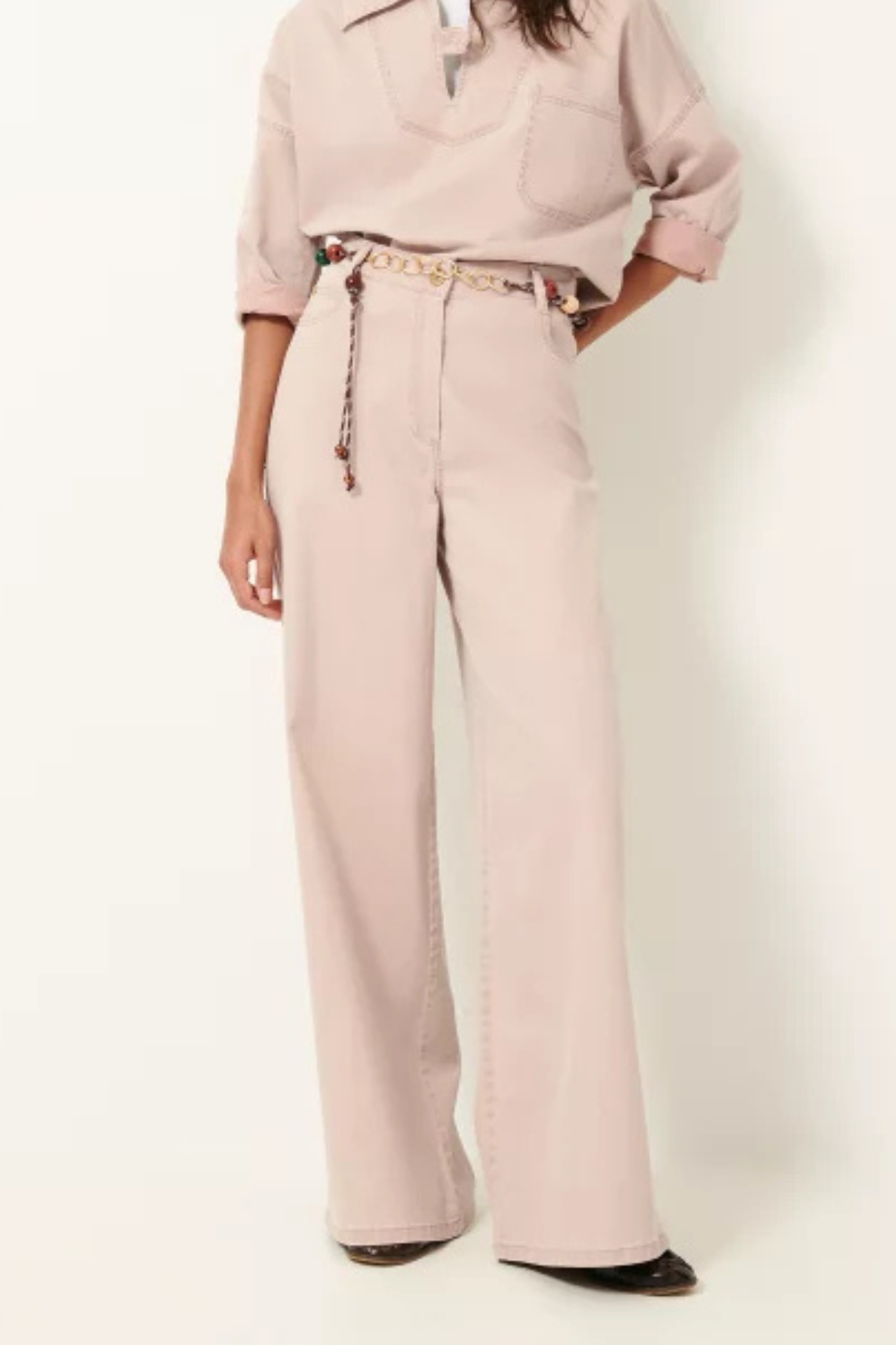 Model wearing the Sessun dalt pants in rustic rose. Front view