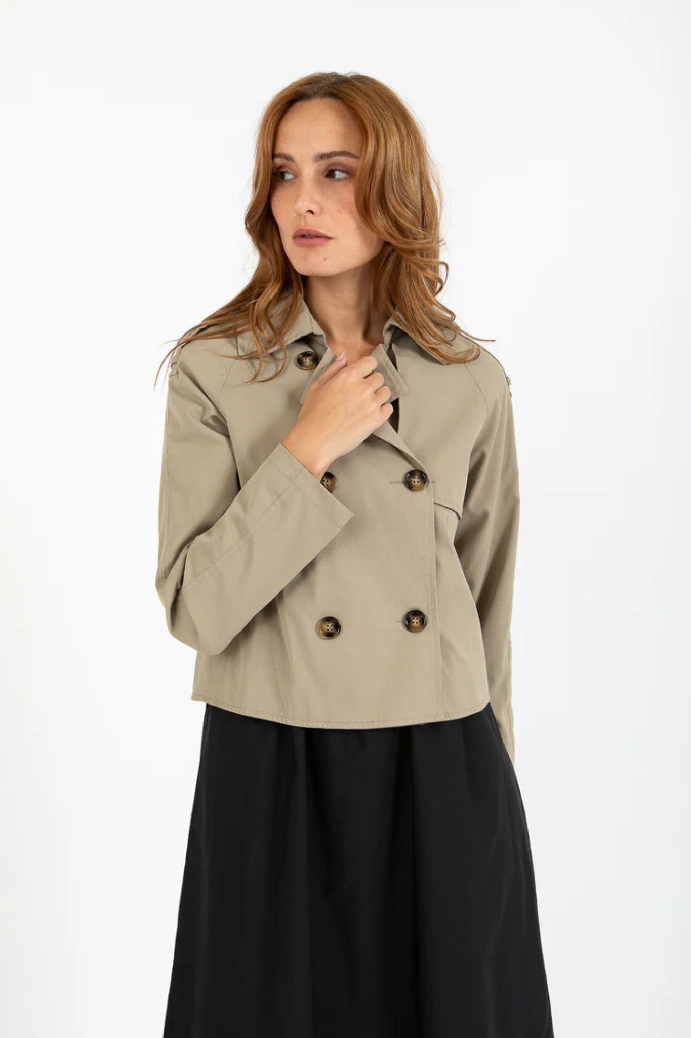 Model wearing the CC Heart Alicia short trenchcoat in sand olive. Front view