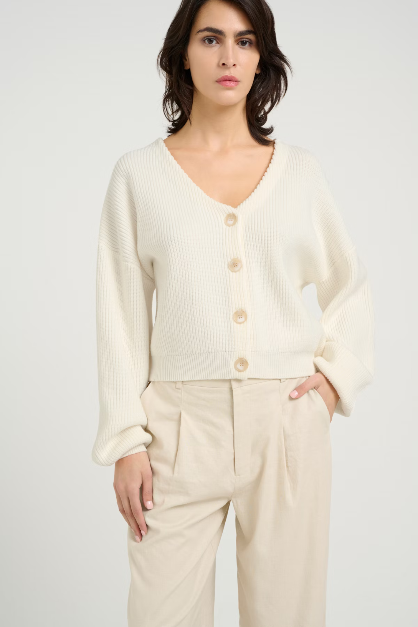 Model wearing the Gestuz meba cardigan in ecru. Front view