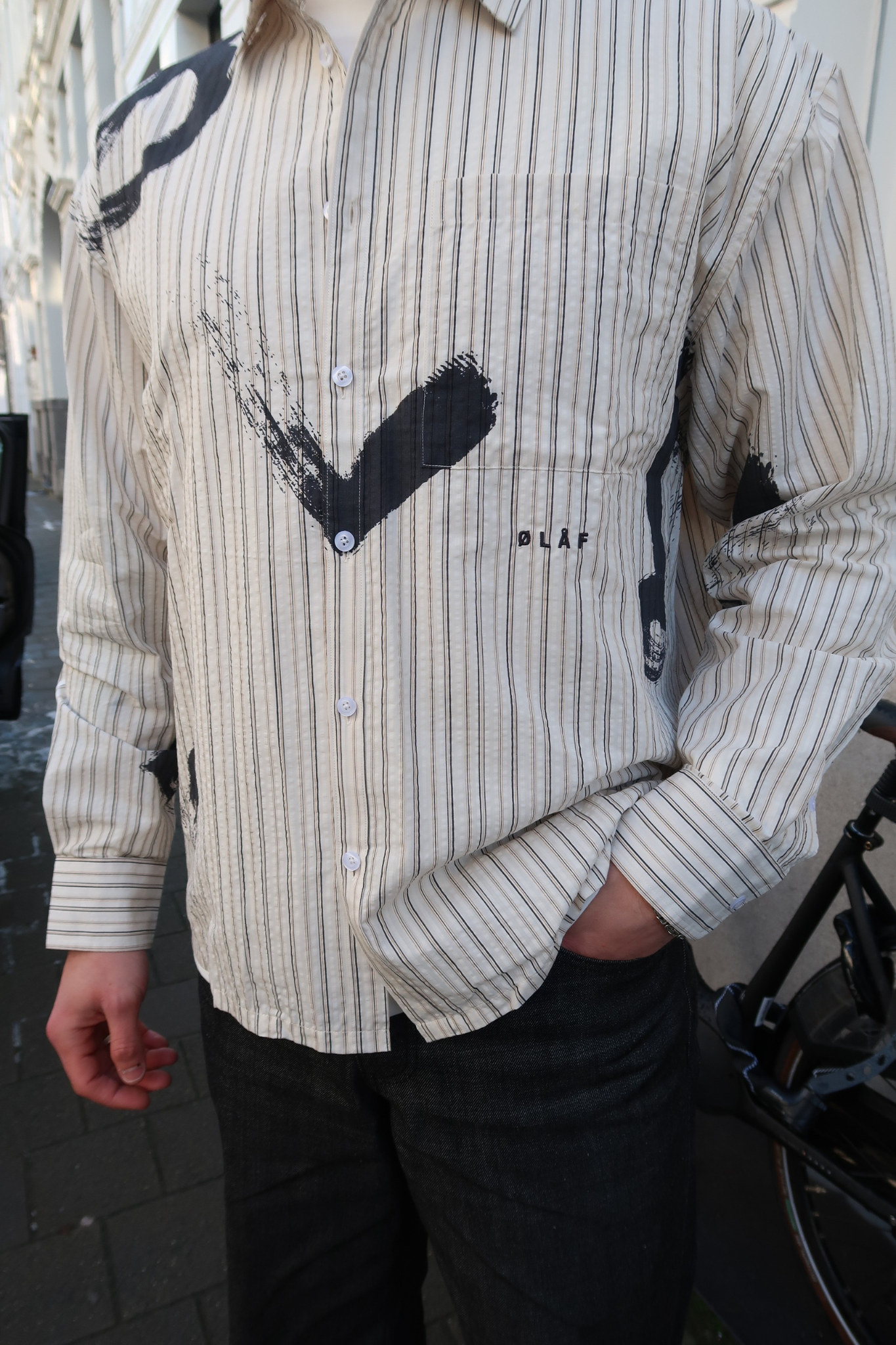 BRUSHSTROKE LOGO STRIPE SHIRT - CHARCOAL/WHITE