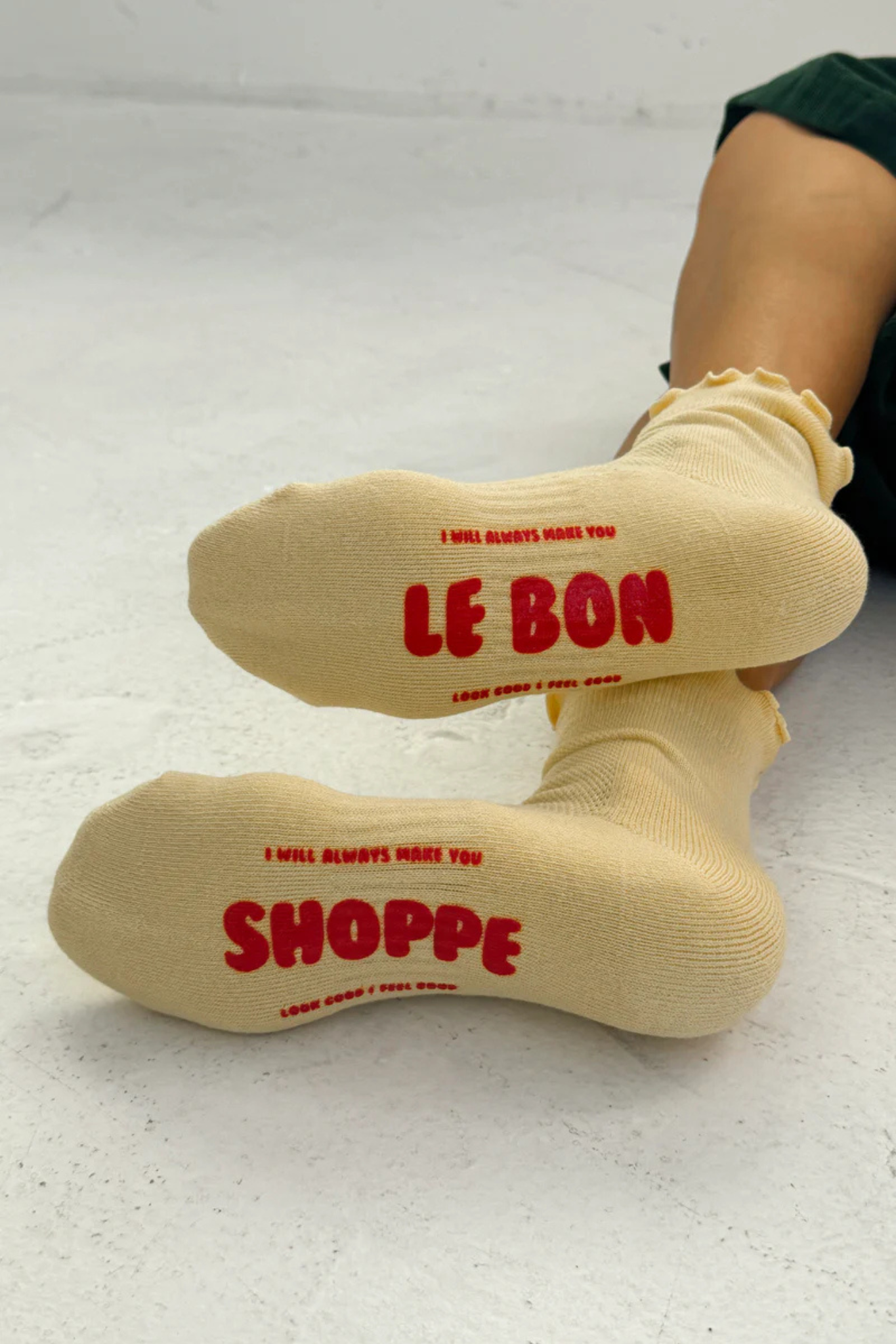 RUFFLED HUGGER CREW SOCKS - BANANA CREAM/RED