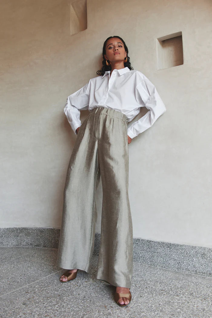 Model wearing the By-Bar Penny poplin blouse in white. Front view