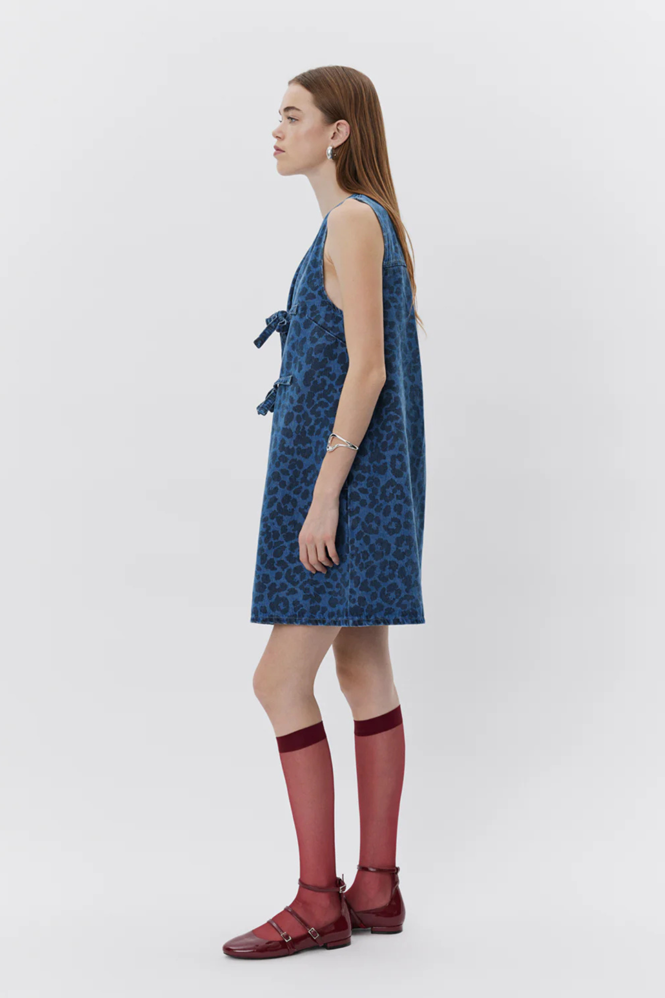 Model wearing the Sofie Schnoor ingrid dress in leopard denim blue. Side view