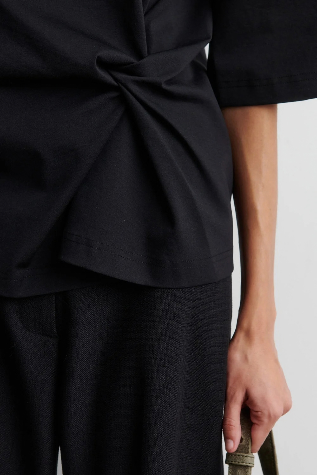 ARKAI DRAPE T-SHIRT - BLACK