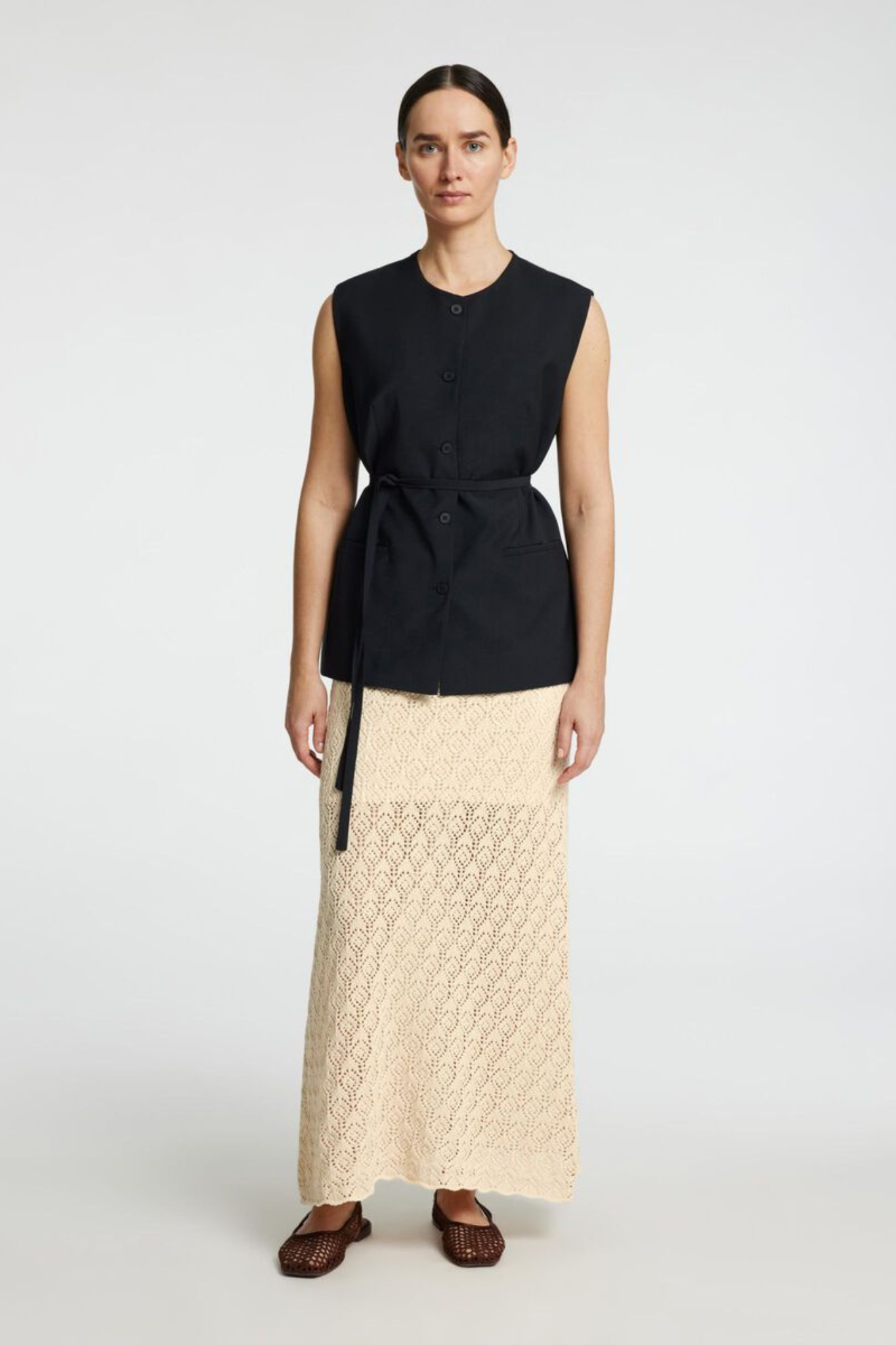 Model wearing the Selected Femme niva hw knit skirt in birch. Front view