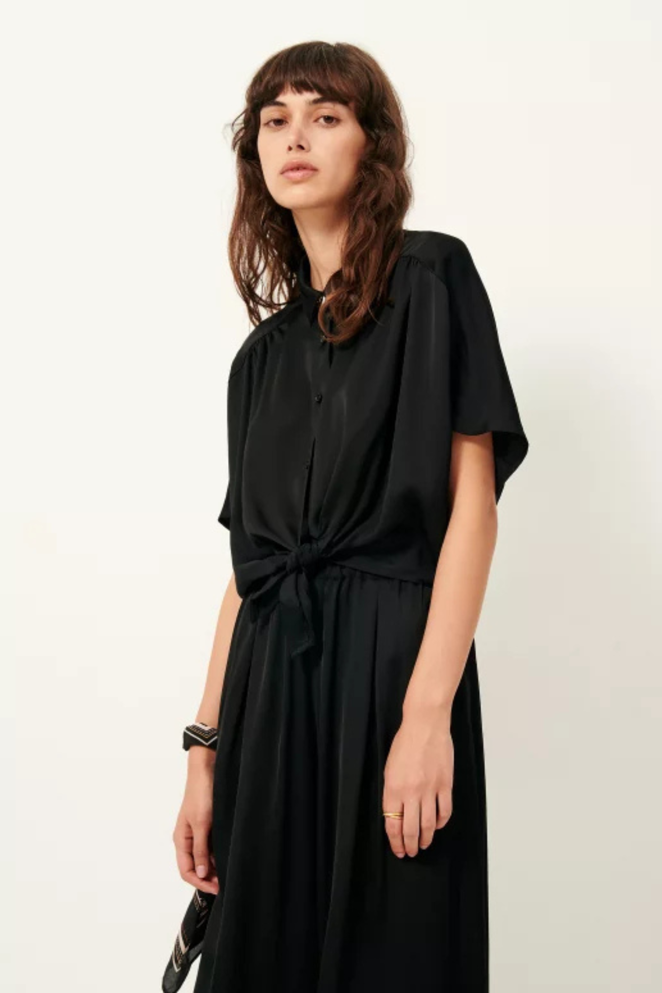 Model wearing the Sessun alfassa night tied blouse in black. Front view