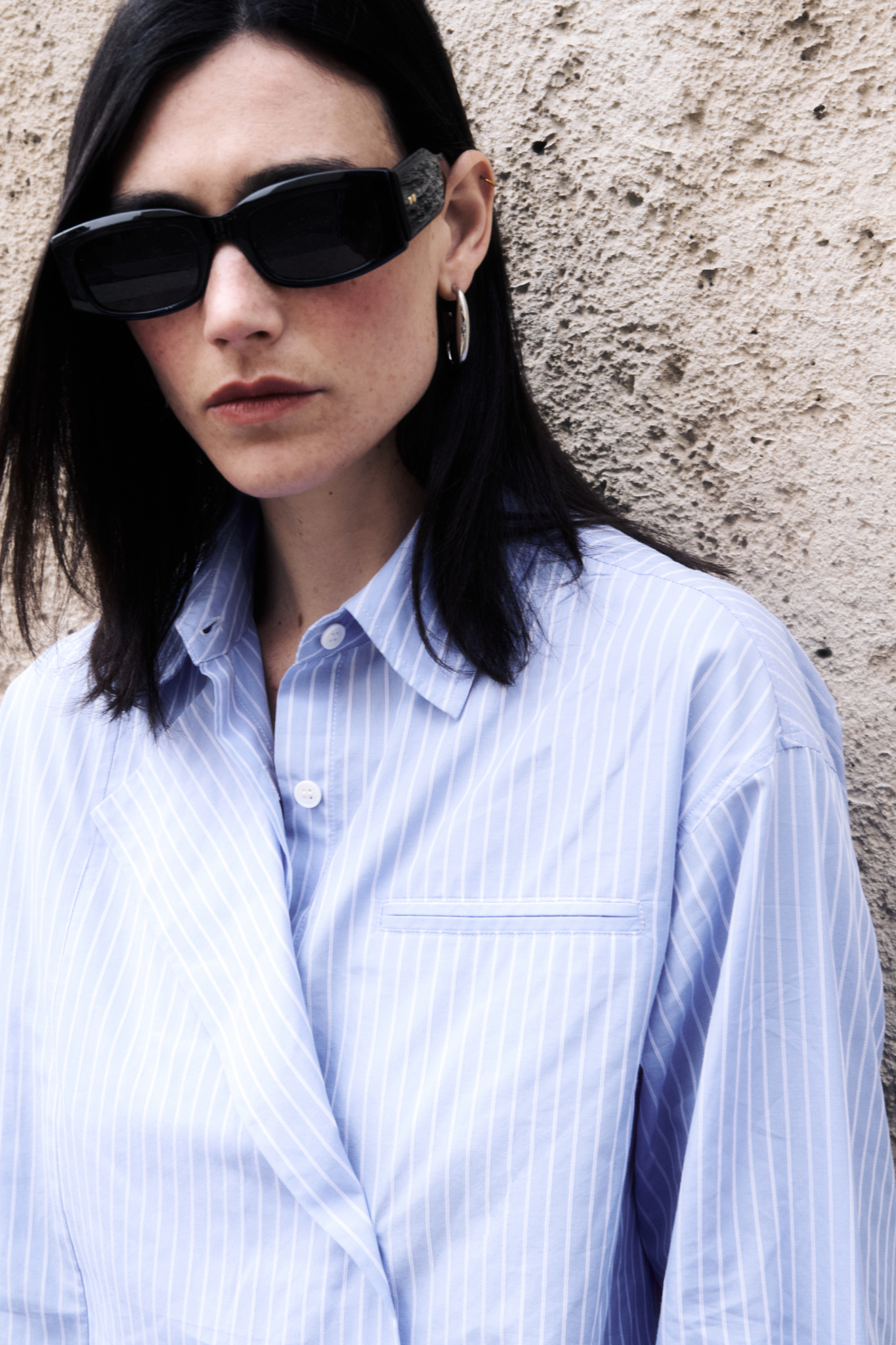 Model wearing the JIJI aurore shirt in sky blue. Close front view