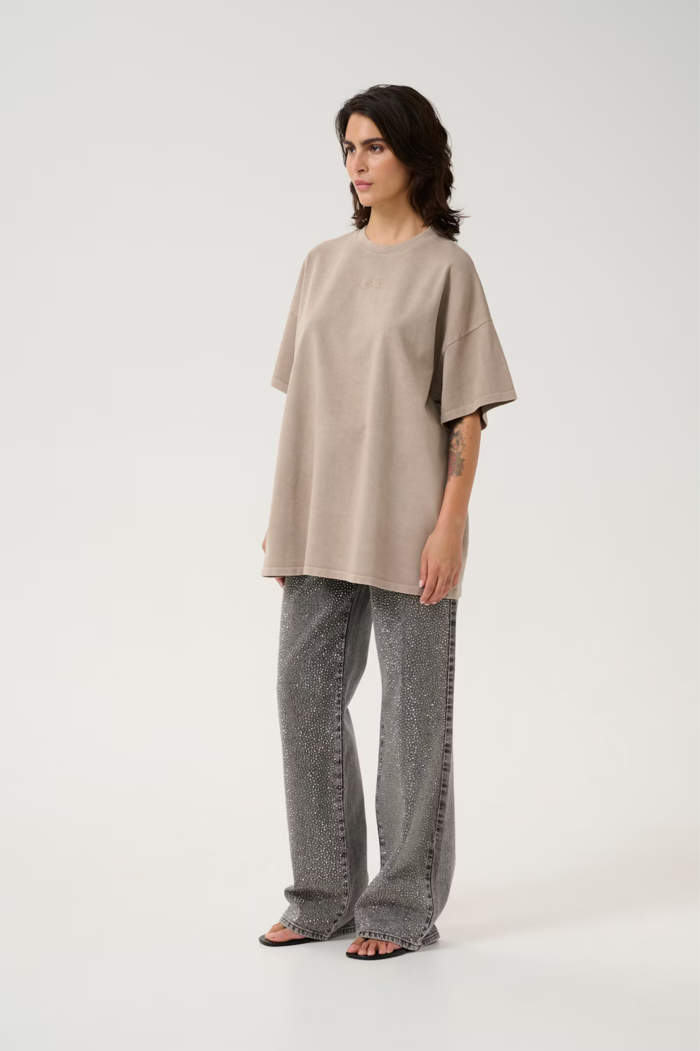 Model wearing the Gestuz jio oversized t-shirt in beige brown. Front view