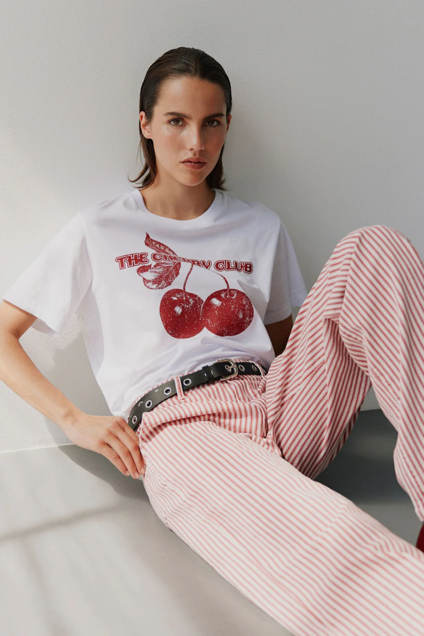 Model wearing the Sofie Schnoor lucca jeans in red and white striped. Front view