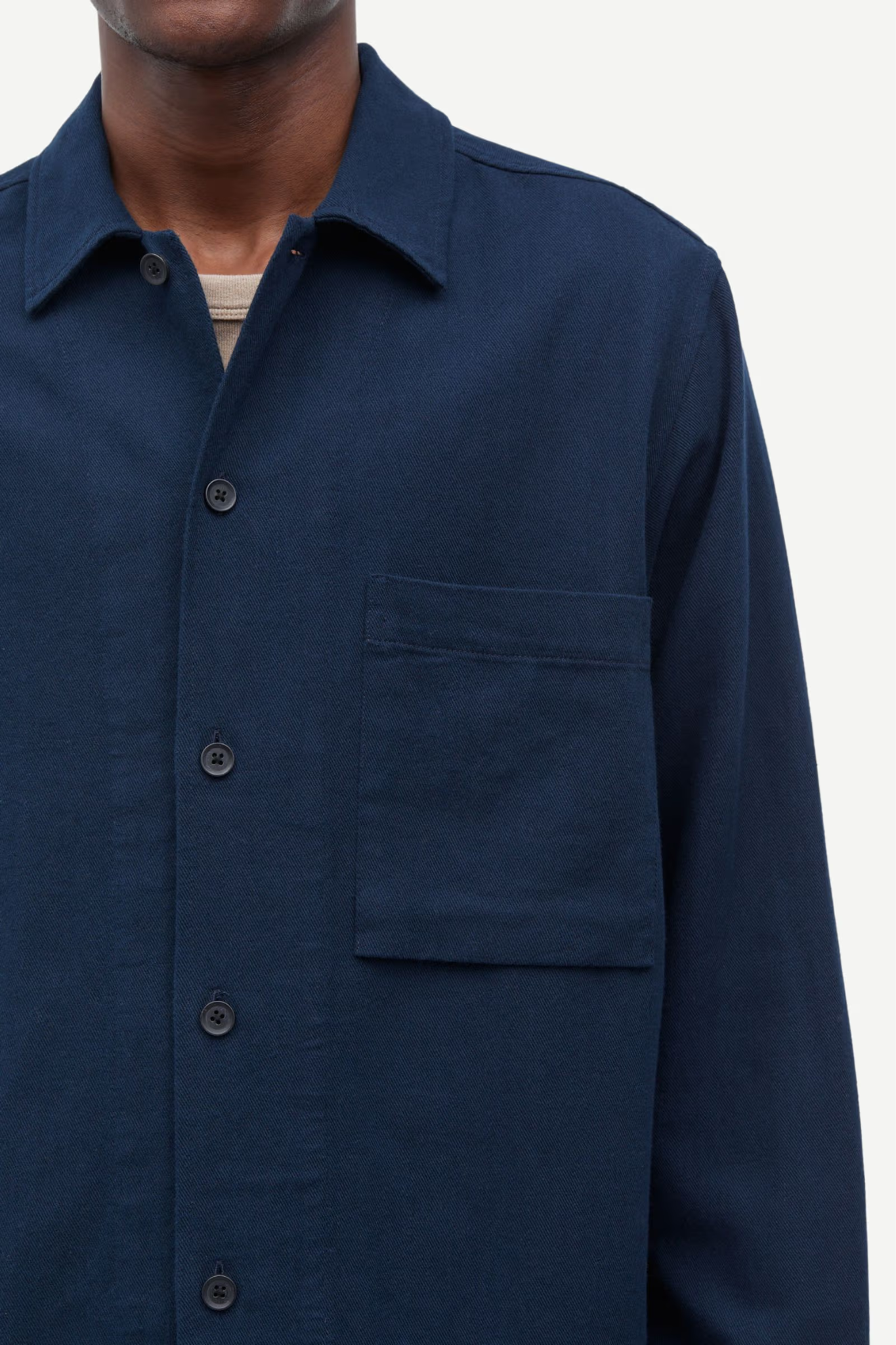 Model wearing the Samsoe Samsoe sadamon go overshirt in blue. Close front view