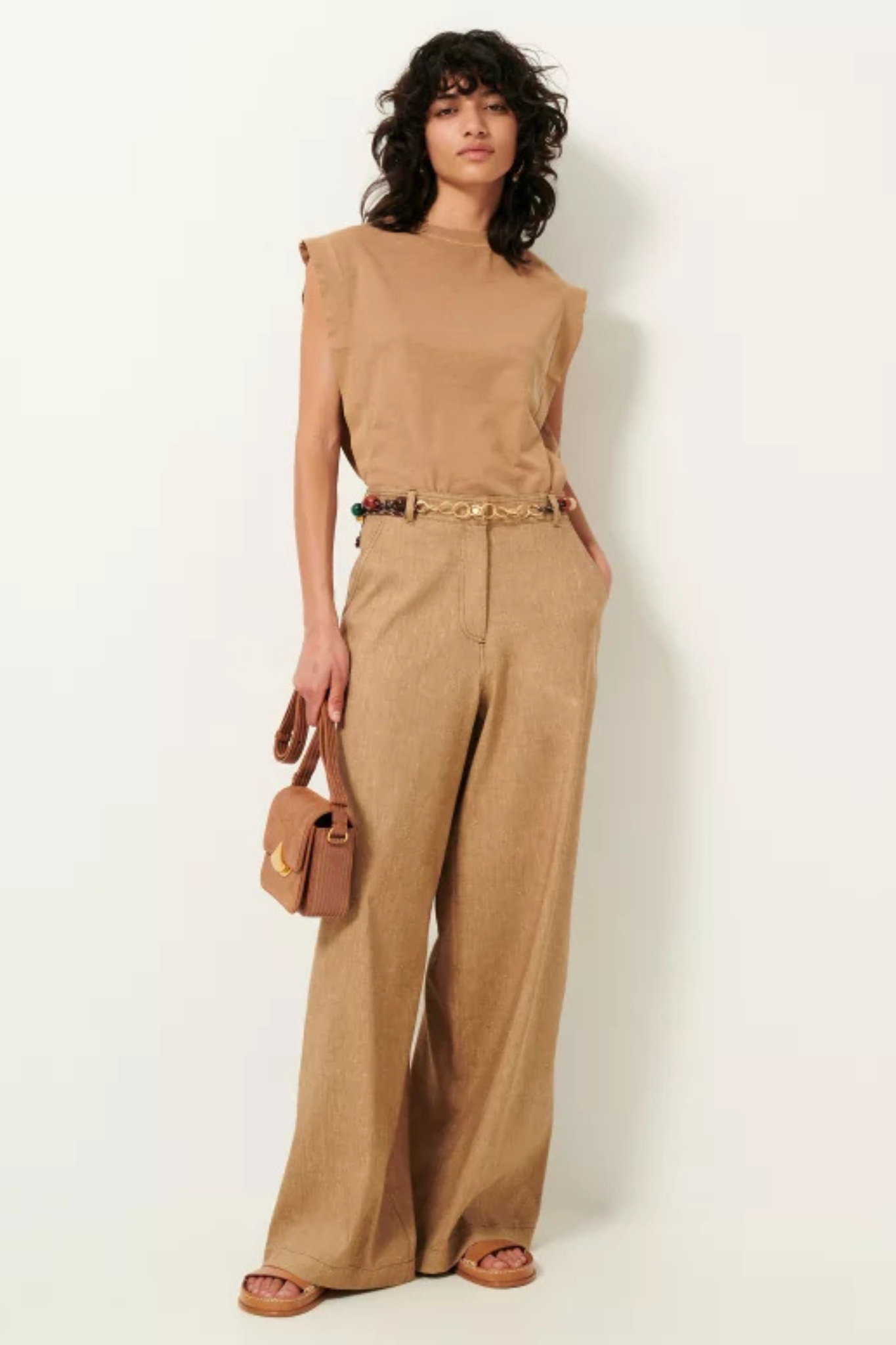 Model wearing the Sessun dasum wide pants in camel. Front view