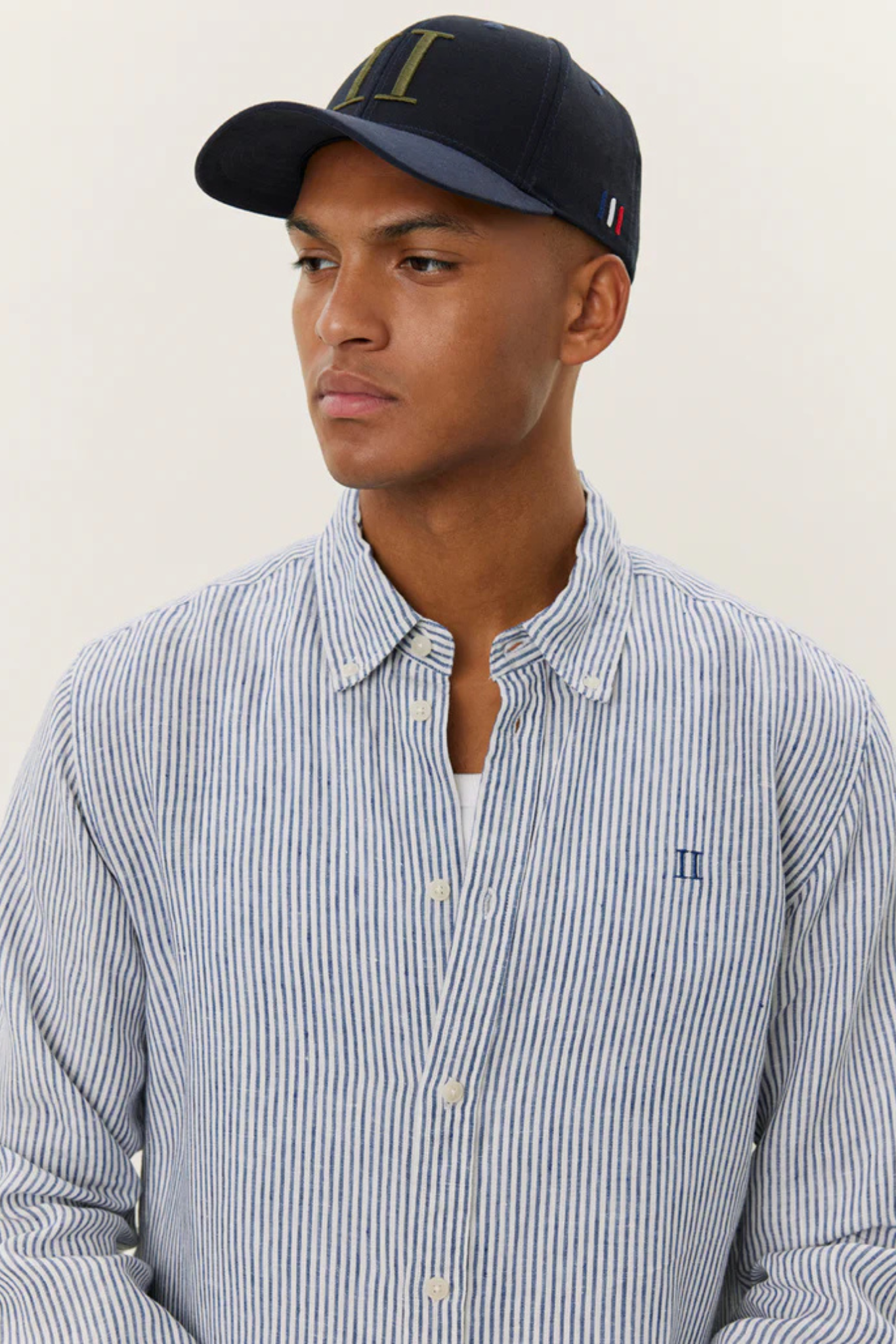 Model wearing the Les Deux kristian linen shirt in white and blue. Close front view