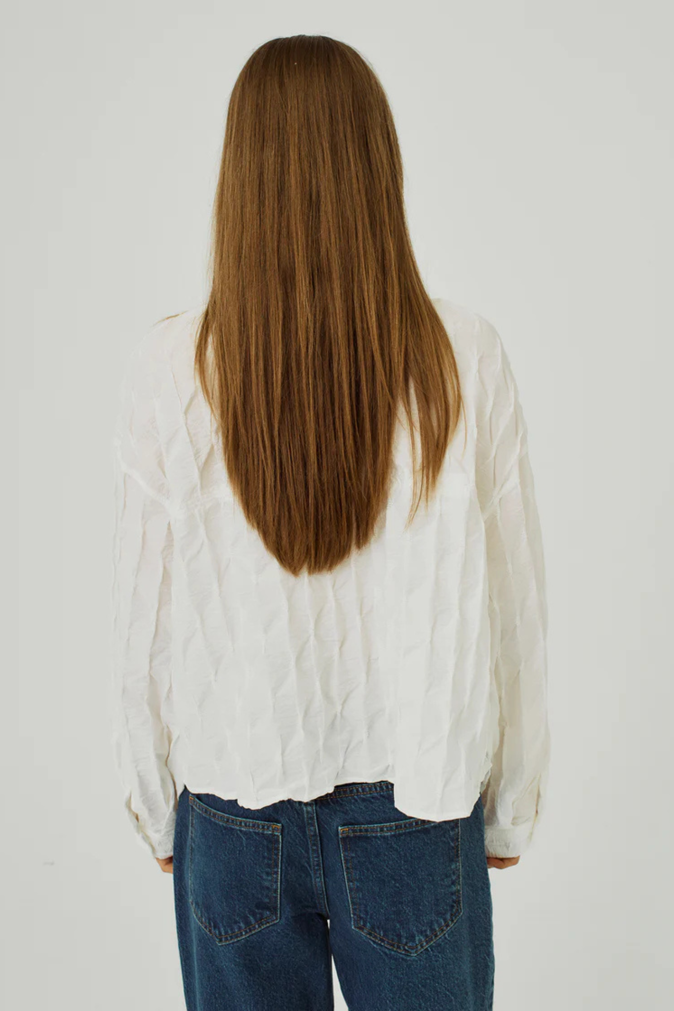 Model wearing the Norr marcha shirt in white. Back view