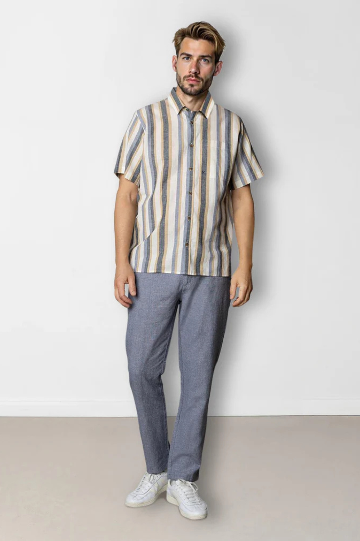 Model wearing the Clean Cut Copenhagen roman linen pants in navy melange. Front view