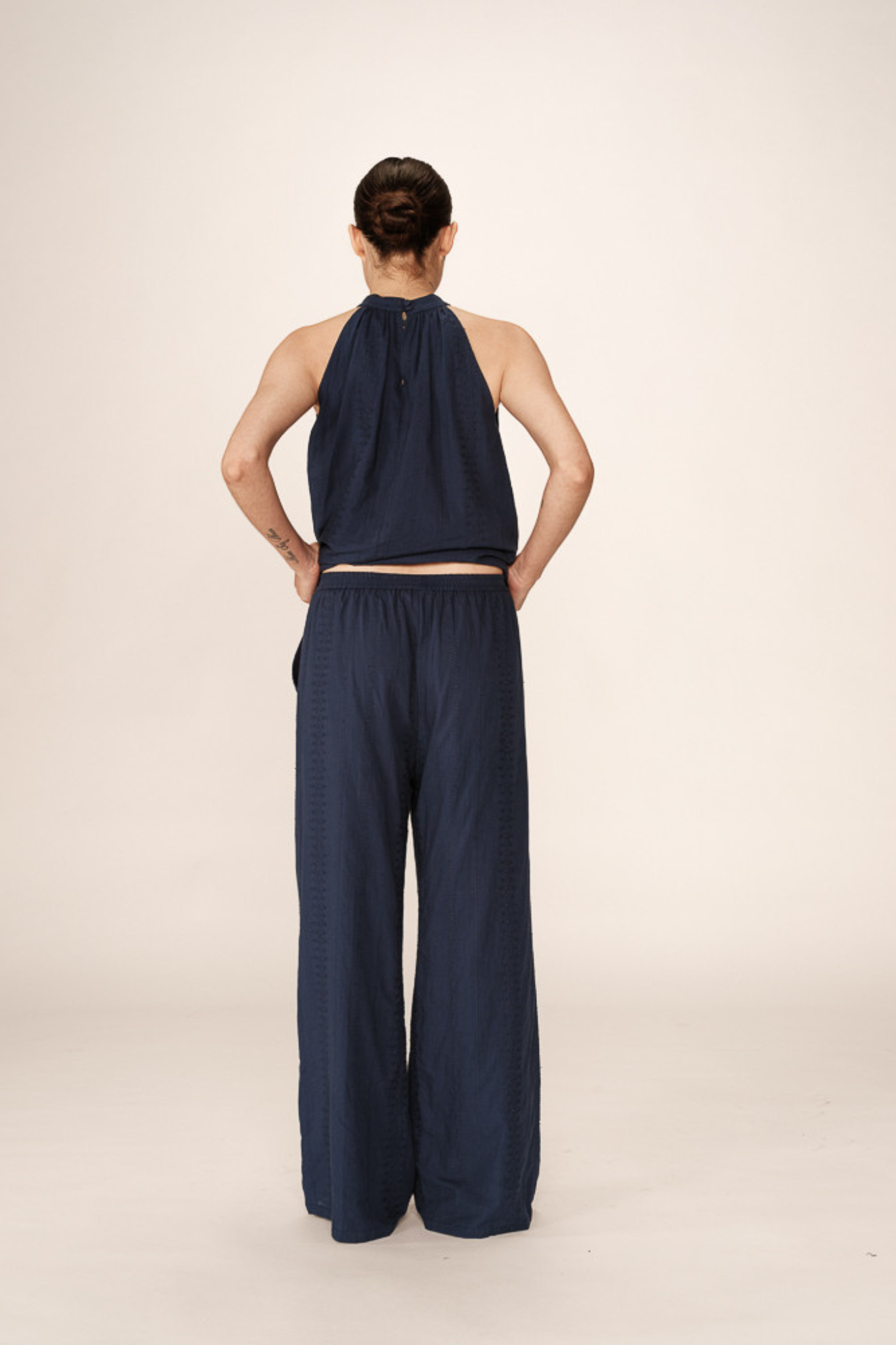 Model wearing the Grace & Mila piccoli pants in marine. Back view