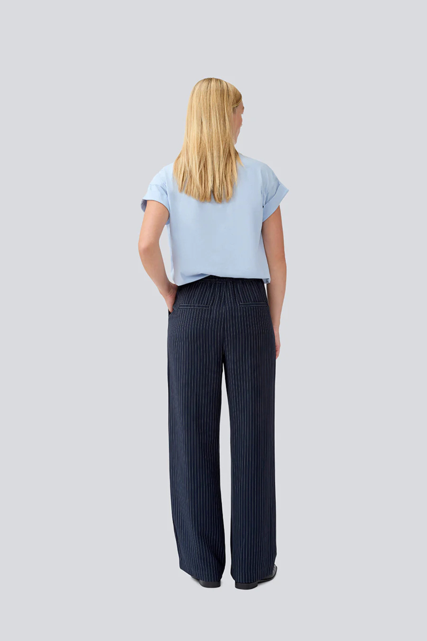 Model wearing the Modstrom brazil t-shirt in cashmere blue. Back view