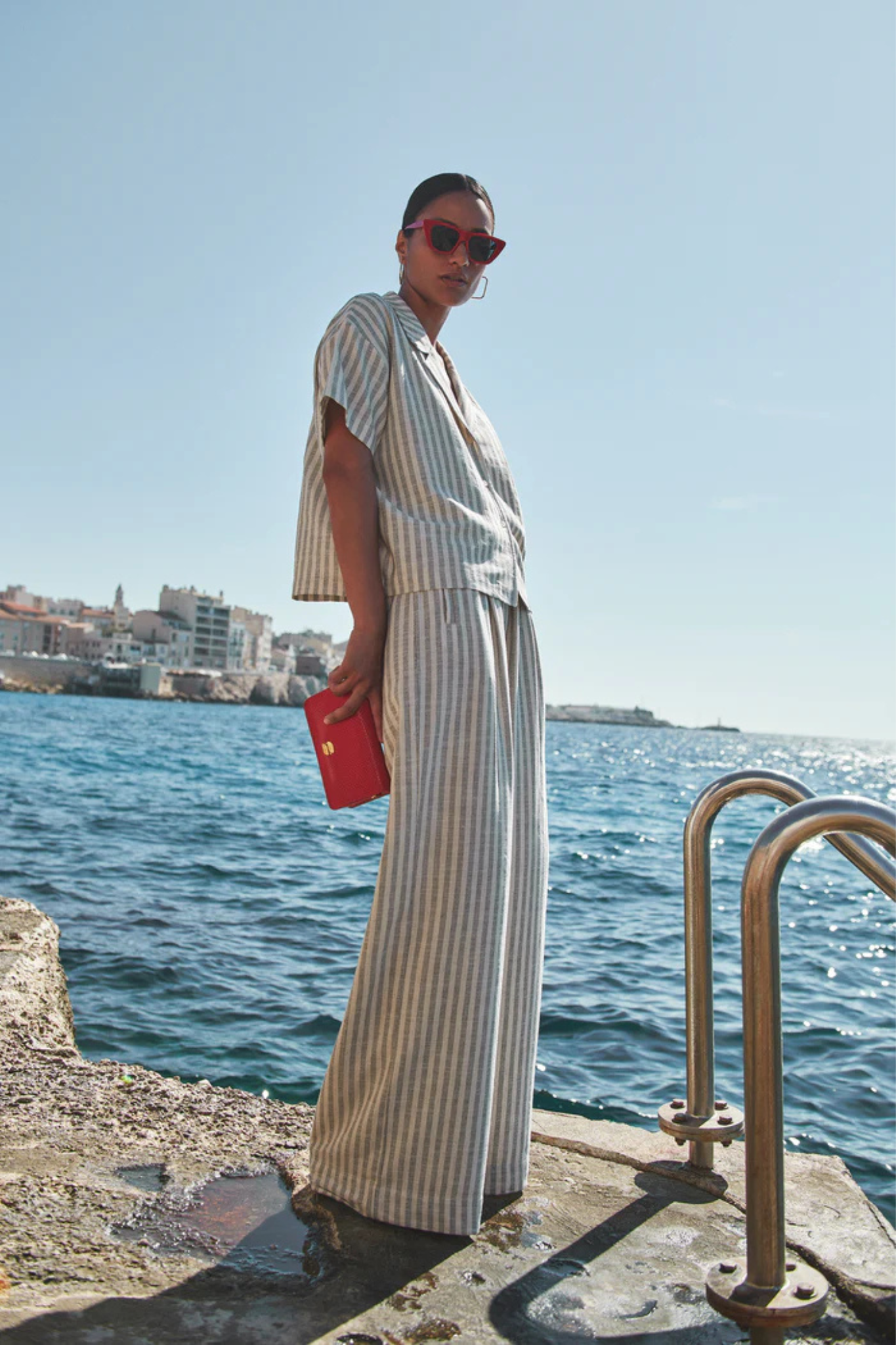 Model wearing the By-Bar Benji striped marine pants in beige and white. Side view