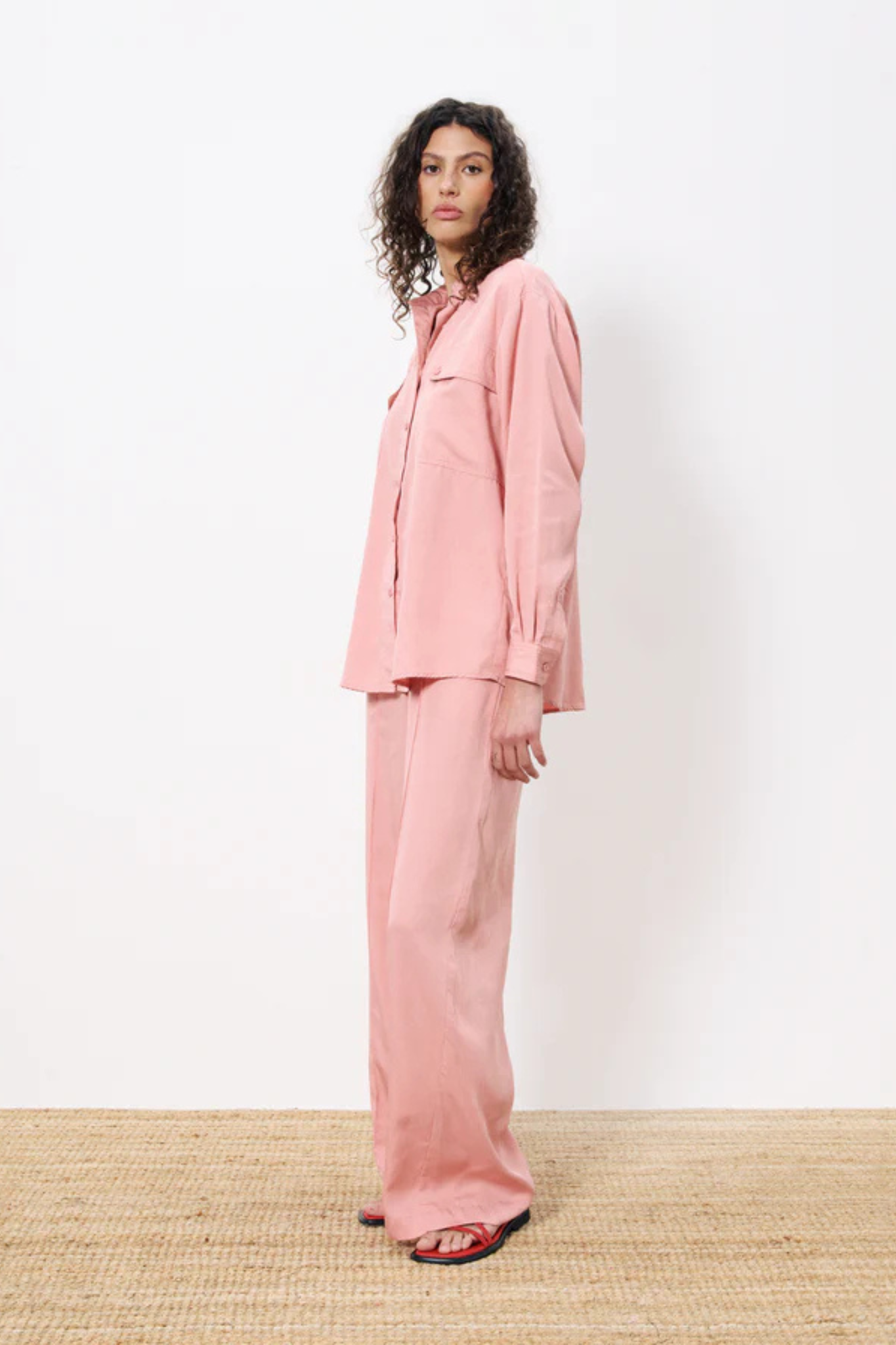 Model wearing the FRNCH palmina pants in pink. Side view