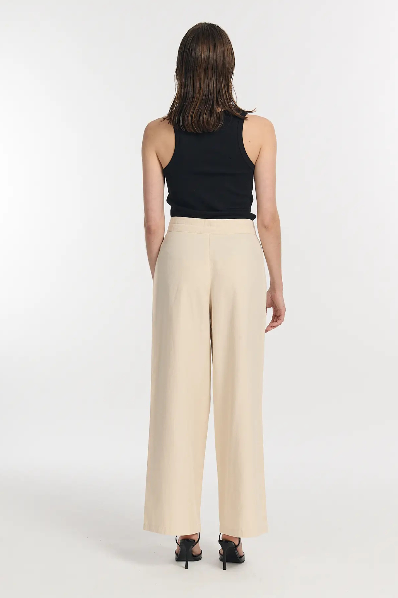 Model wearing the Labdip terry pants in ecume. Back view