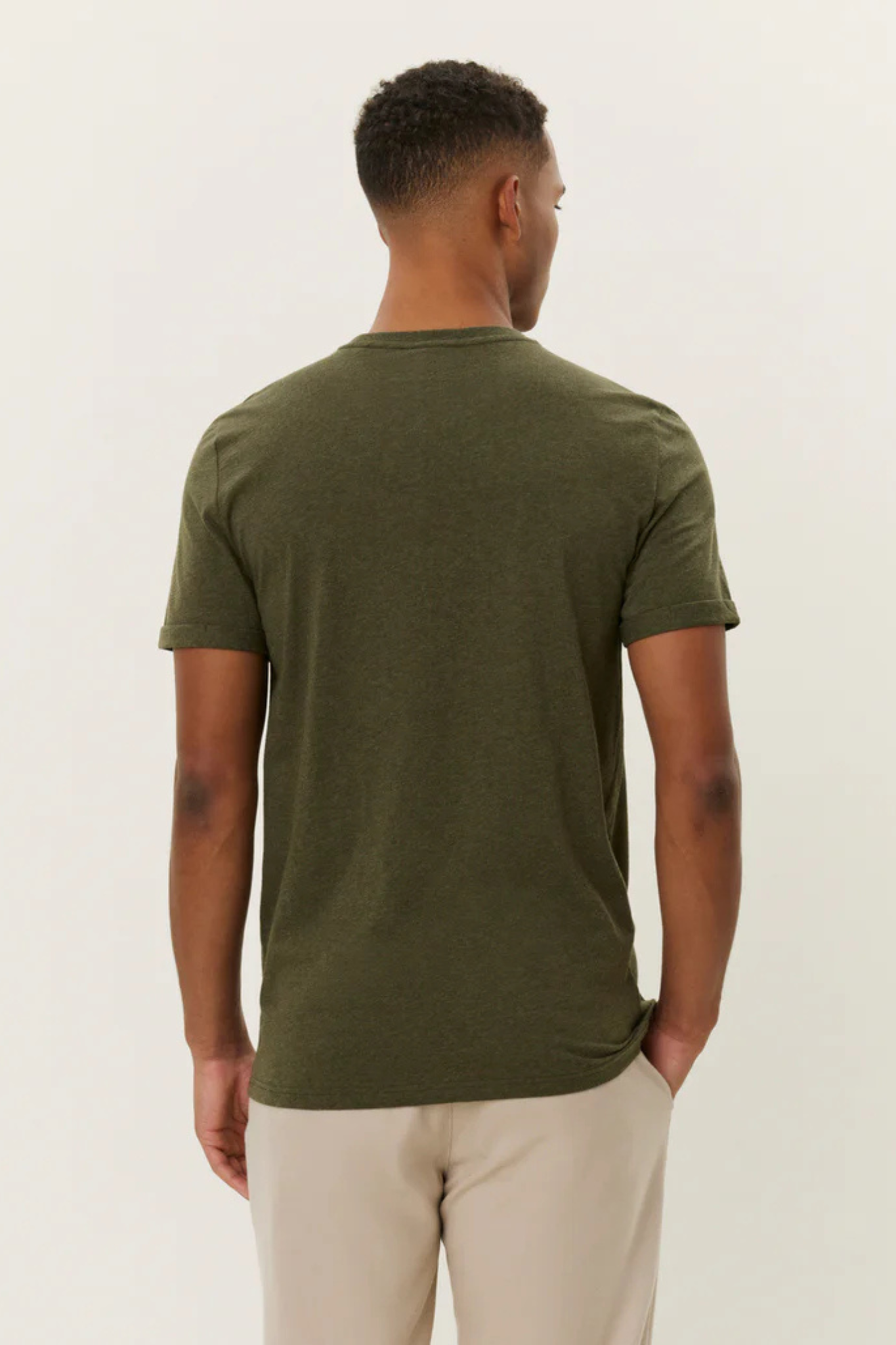 Model wearing the Les Deux norregaard t-shirt in forest green. Back view