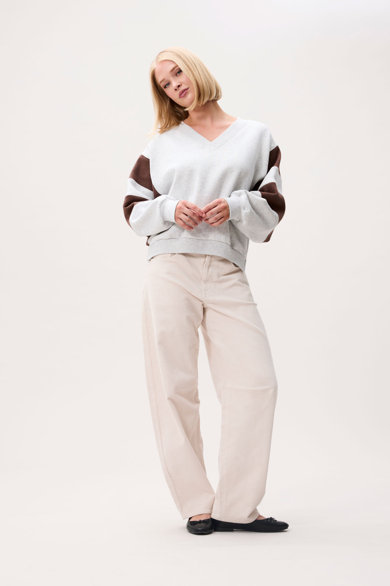SPORTY VNECK SWEATER - LIGHT GREY MELANGE