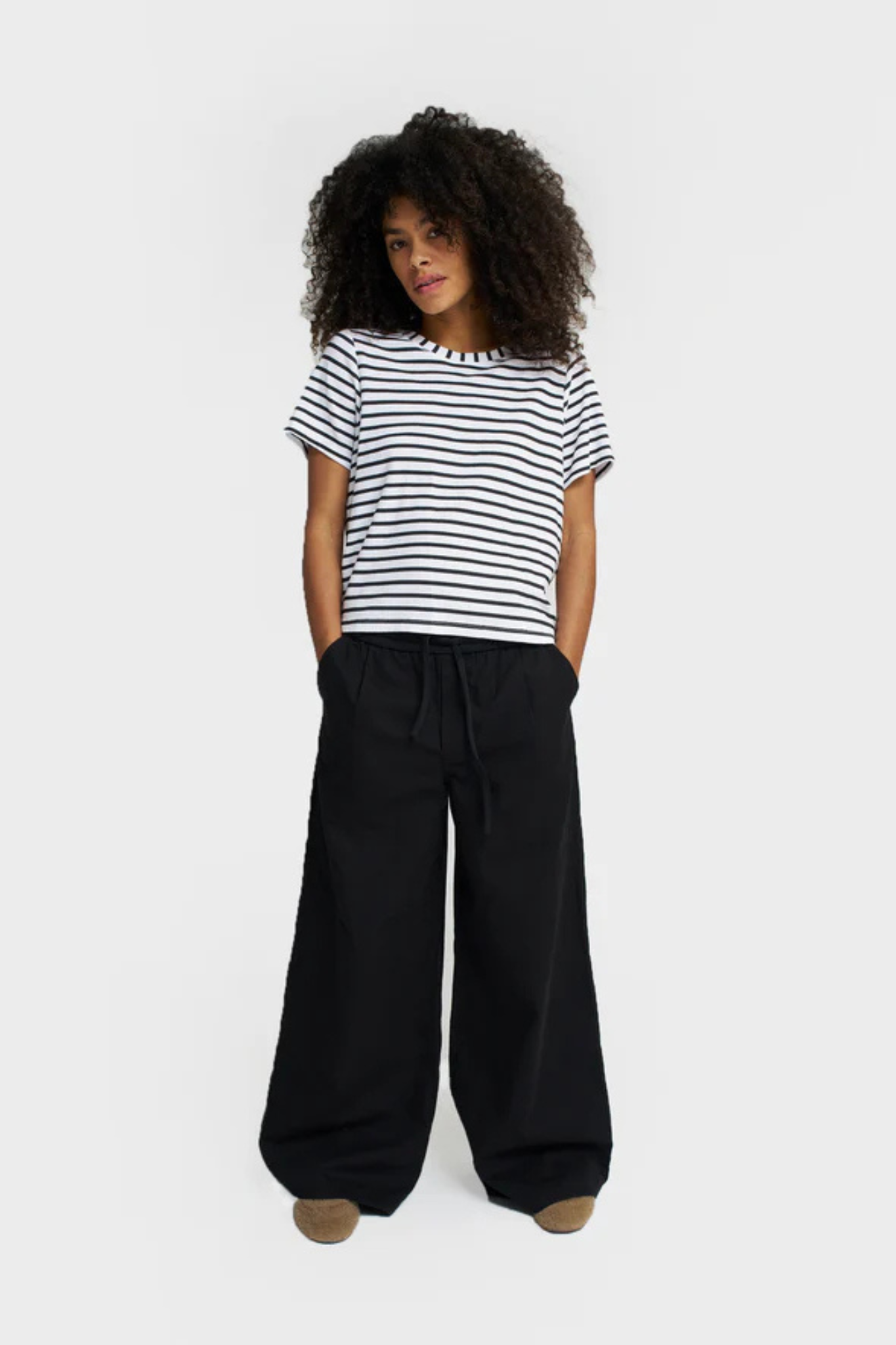 Model wearing the 10DAYS the wide leg pants in black. Front view