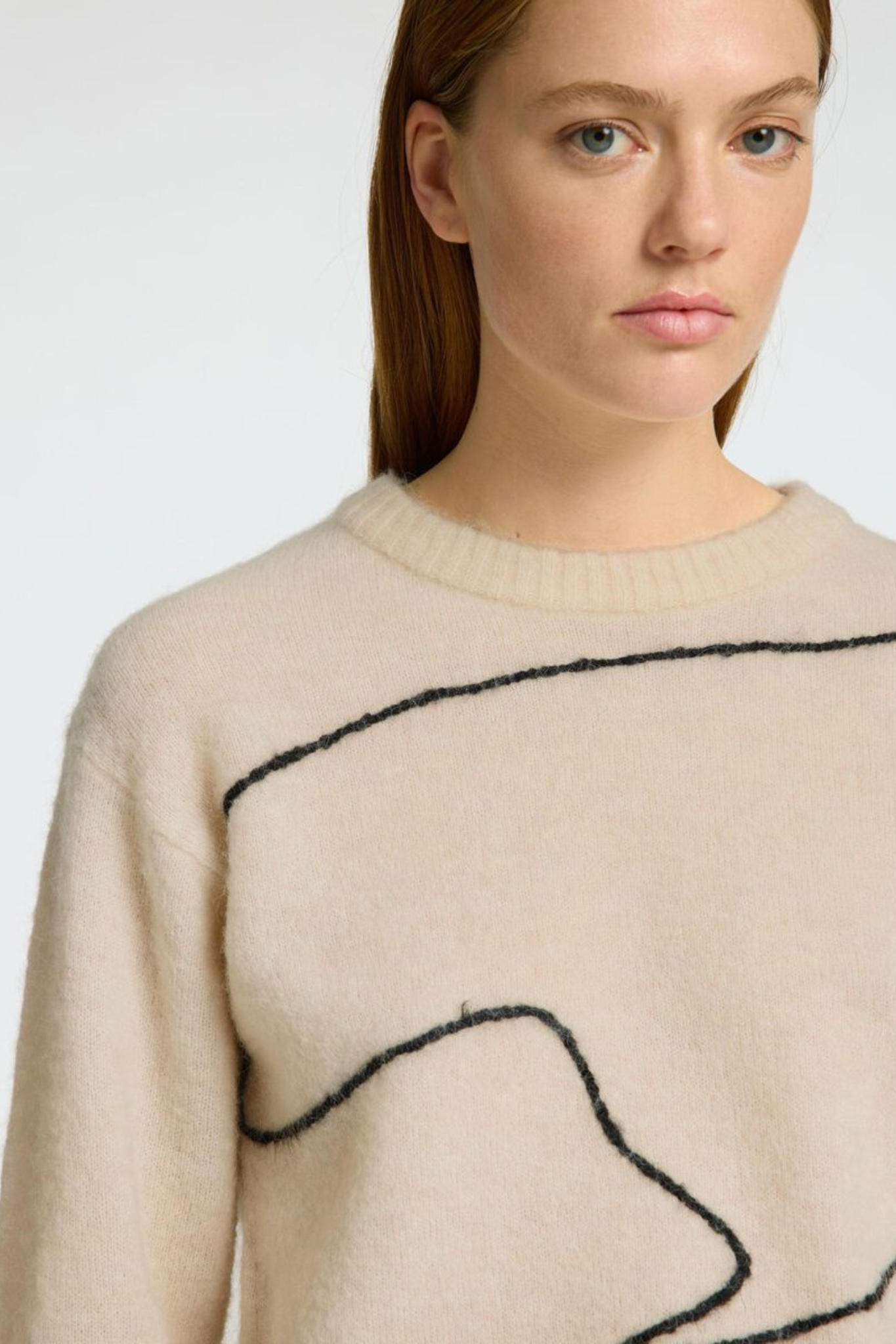 Model wearing the Selected Femme SLFSIA Ras knit artwork in birch / black. Close front view