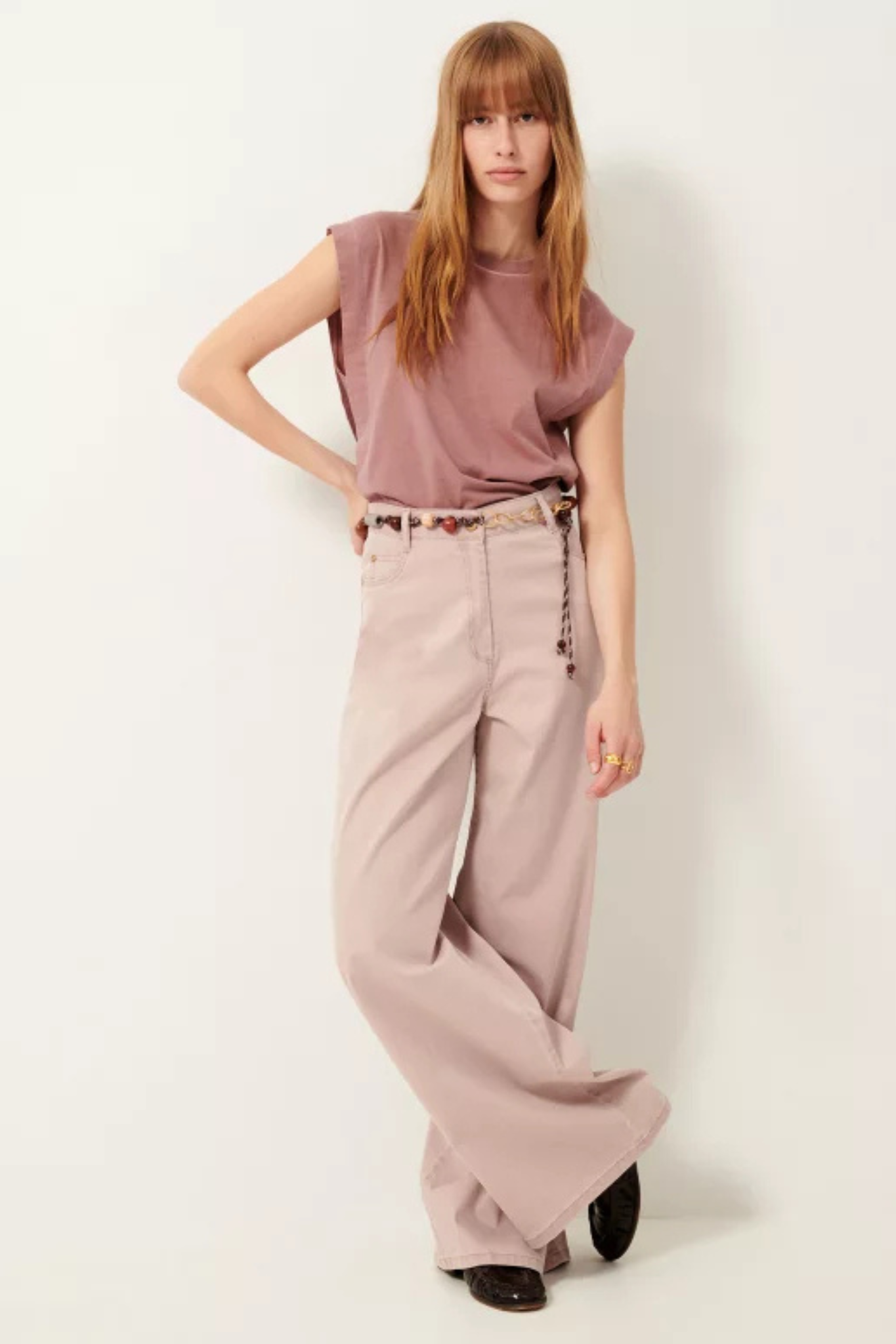 Model wearing the Sessun dalt pants in rustic rose. Front view