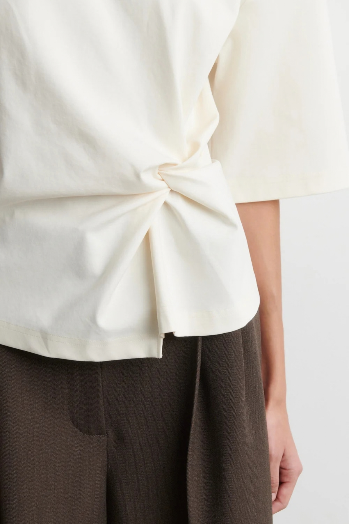 ARKAI DRAPE T-SHIRT - EGGNOG