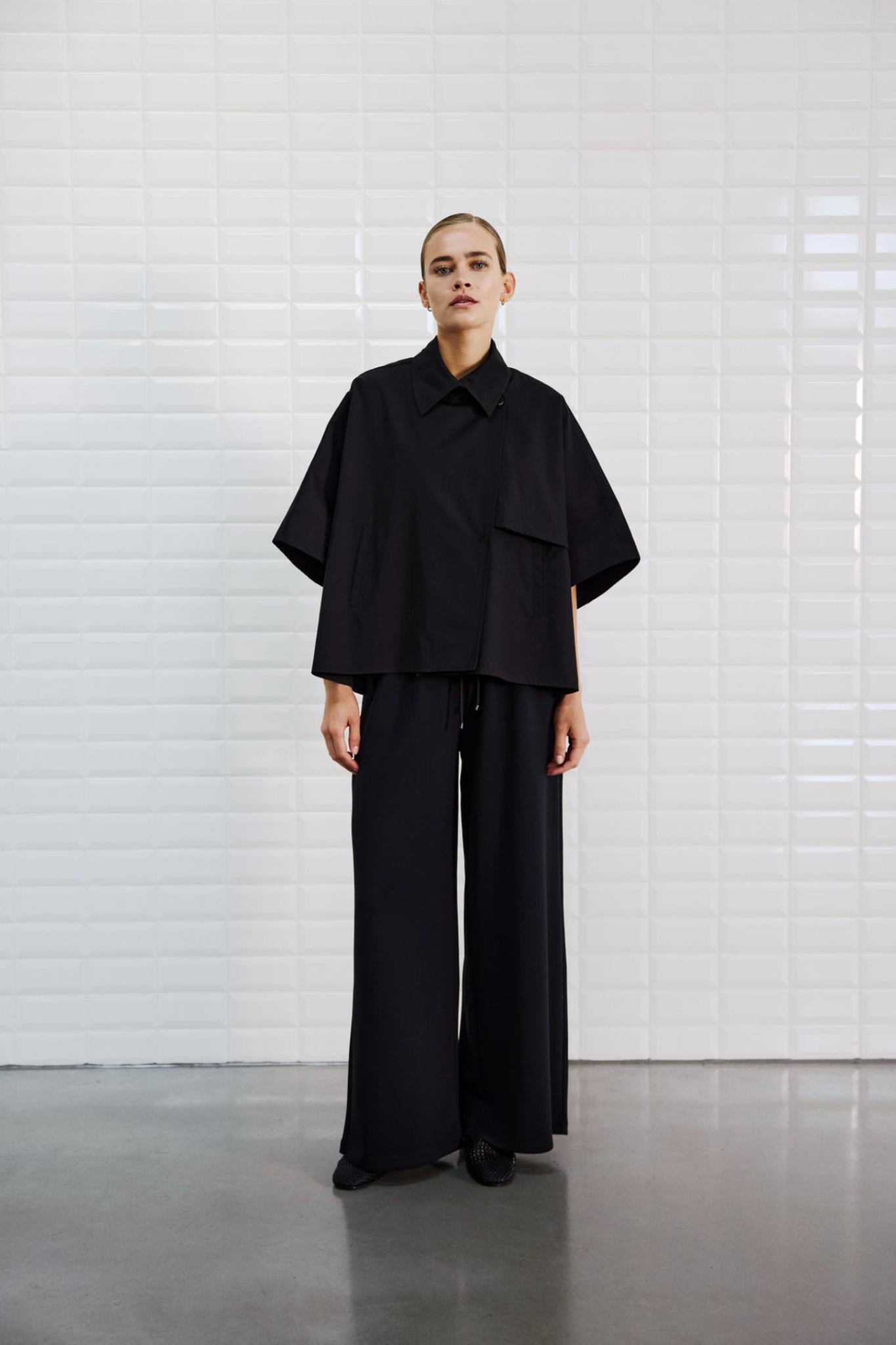 MEDUSA TRENCH CAPE - BLACK