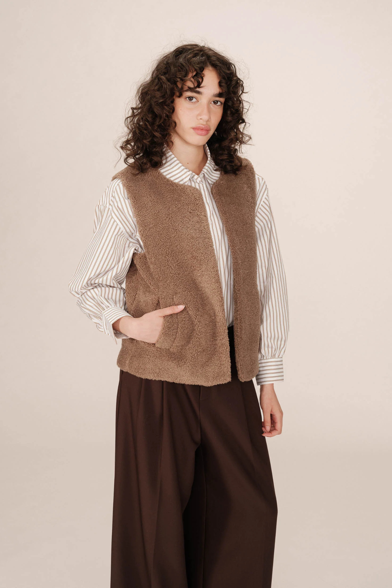 SINATRA SLEEVELESS JACKET  - TAUPE