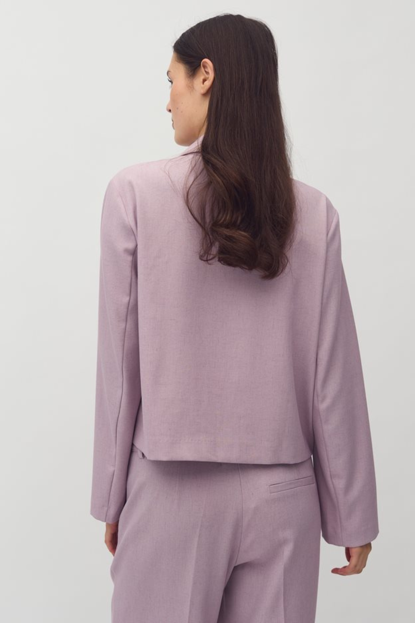 Model wearing the MBYM woddy morenna blazer in orchid bloom. Back view