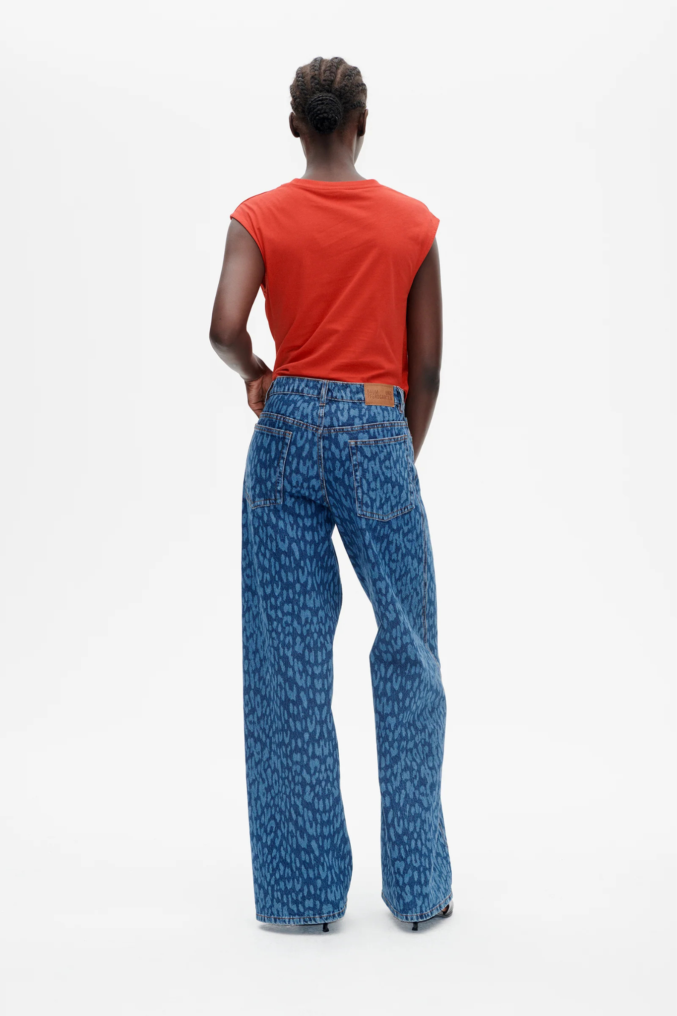 Model wearing the Baum Und Pferdgarten nicocette jeans in leopard vintage denim blue. Back view