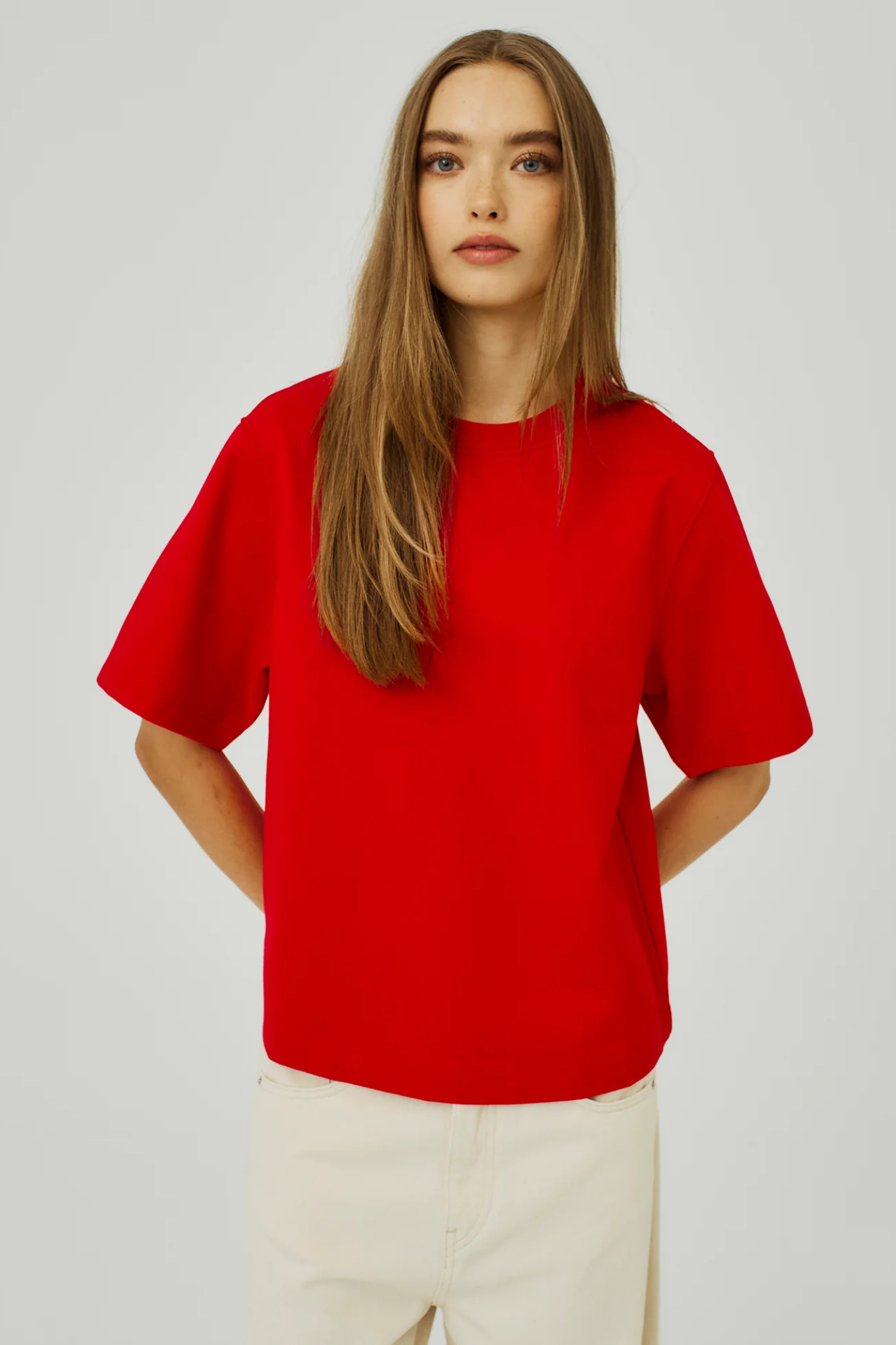 Model wearing the Norr orah tee in bright red. Front view