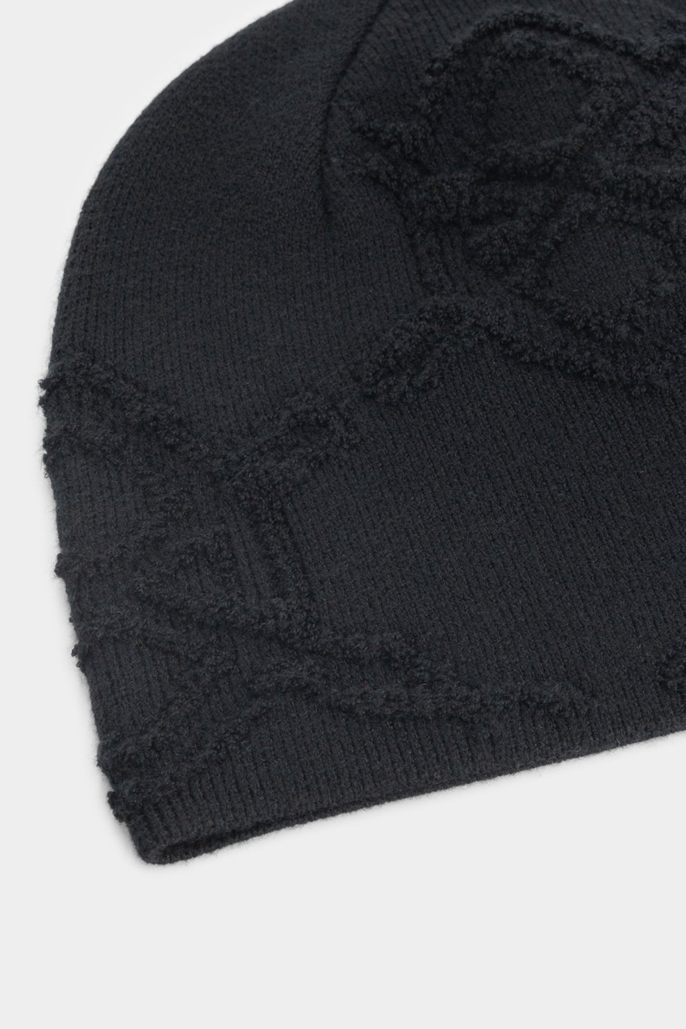 TEXTURED SHIELD SKULL CAP BEANIE - BLACK