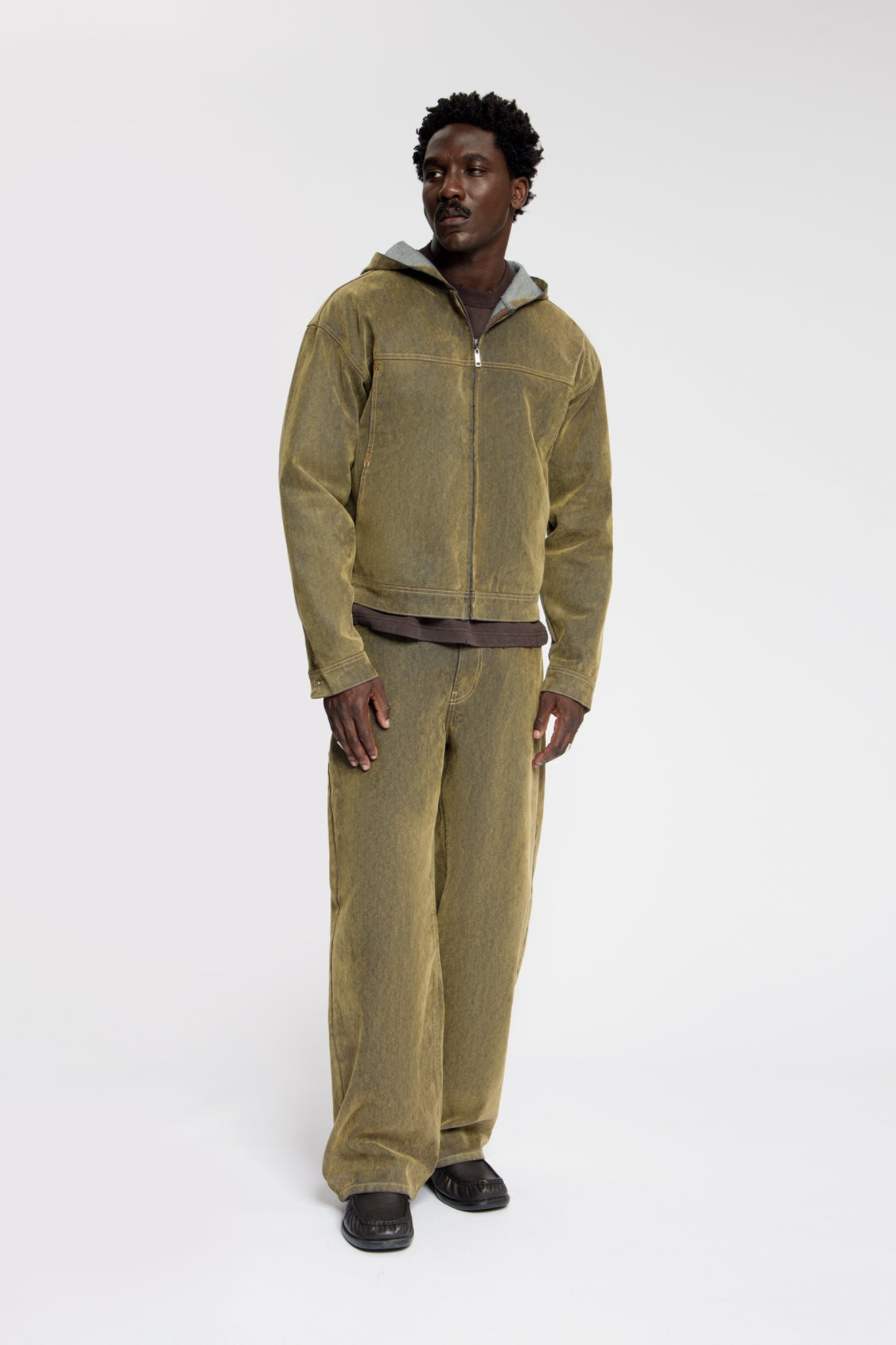 VELVET SHIELD OVERSIZED JEANS - BROWN