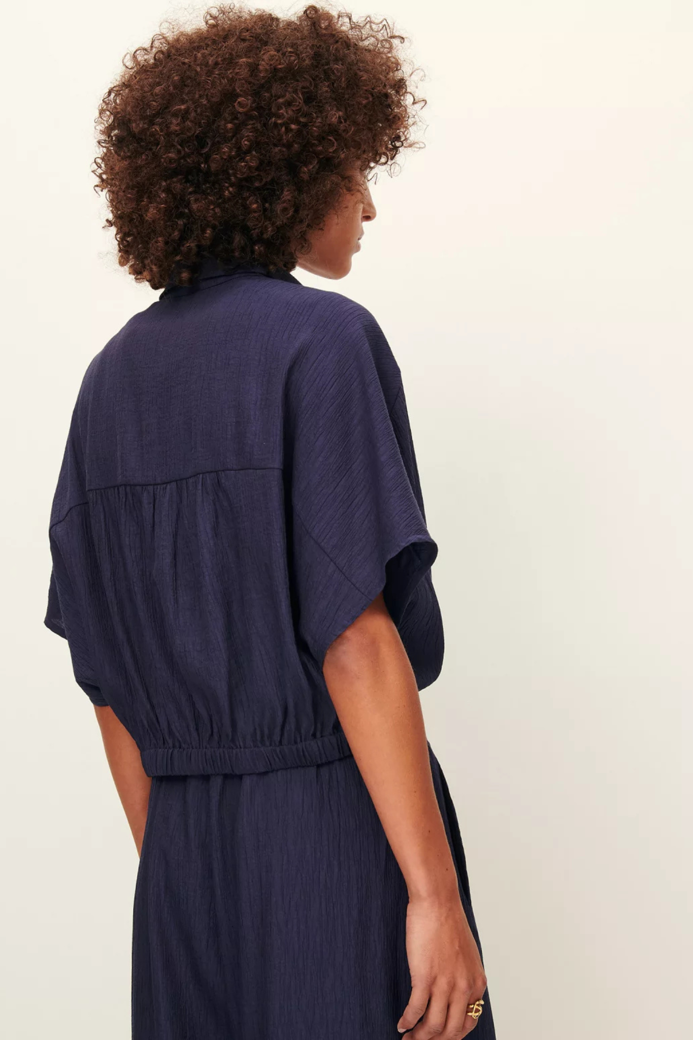 Model wearing the Sessun alfassa shirt in bleu de chine. Back view