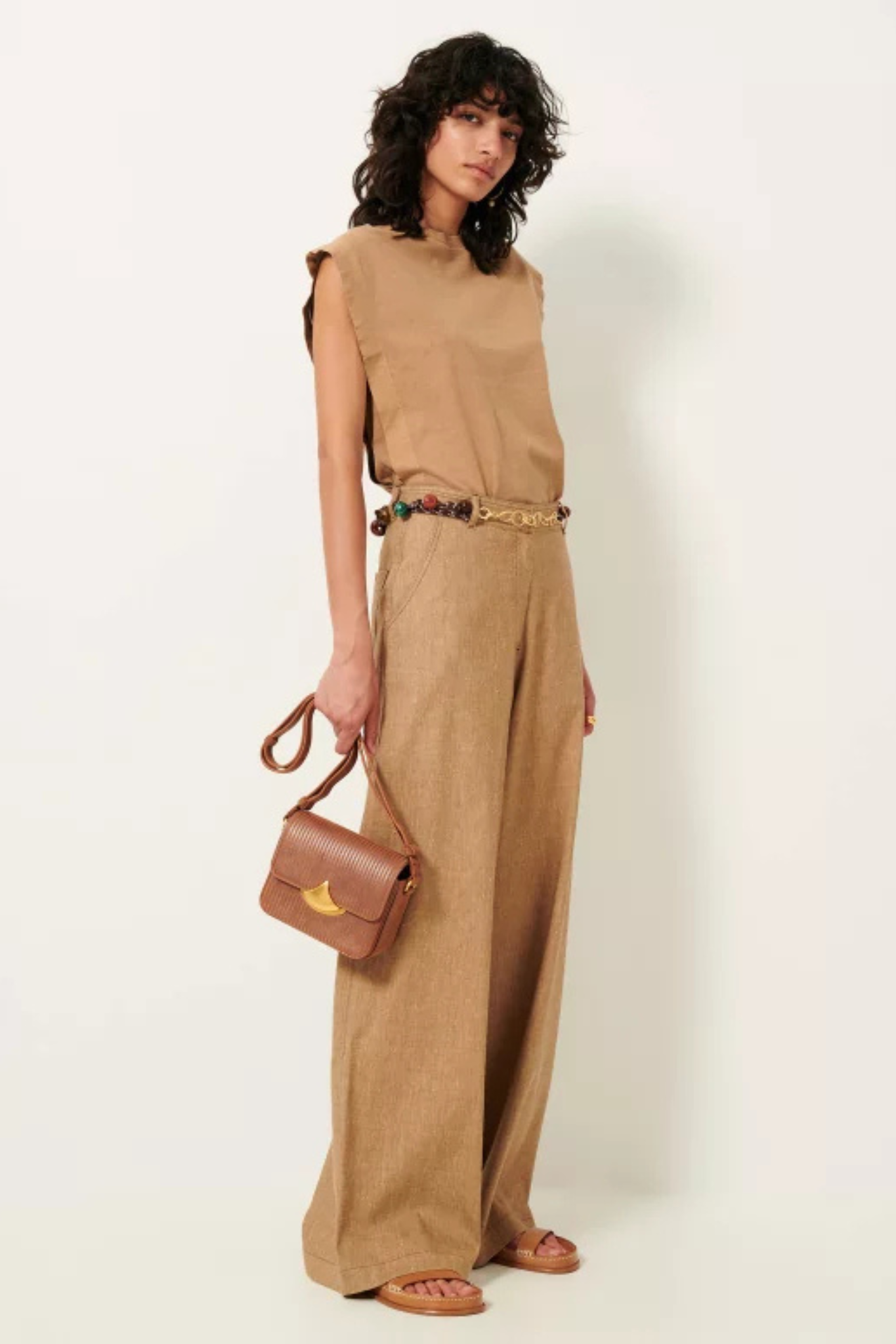 Model wearing the Sessun dasum wide pants in camel. Side view