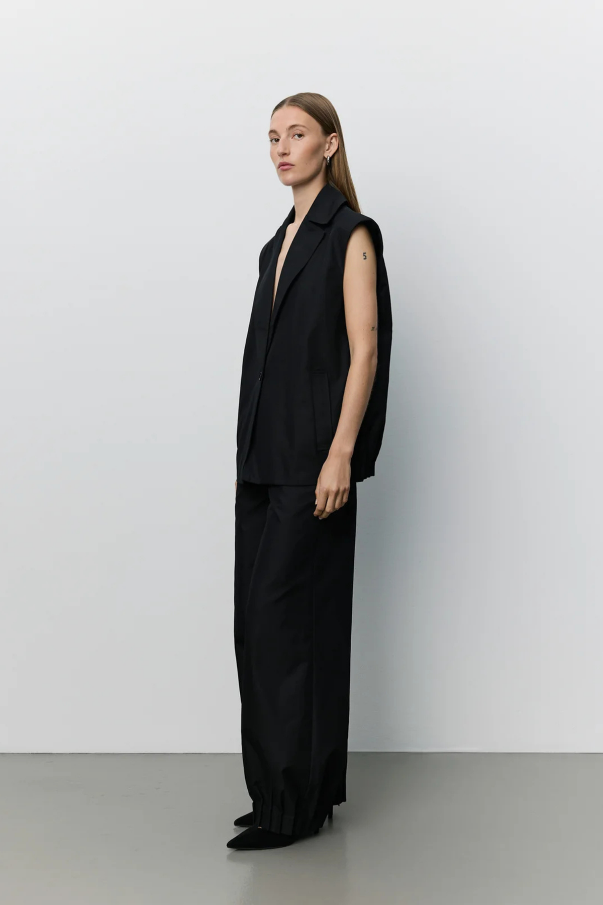 LANEA PLEATED HEM VEST - BLACK