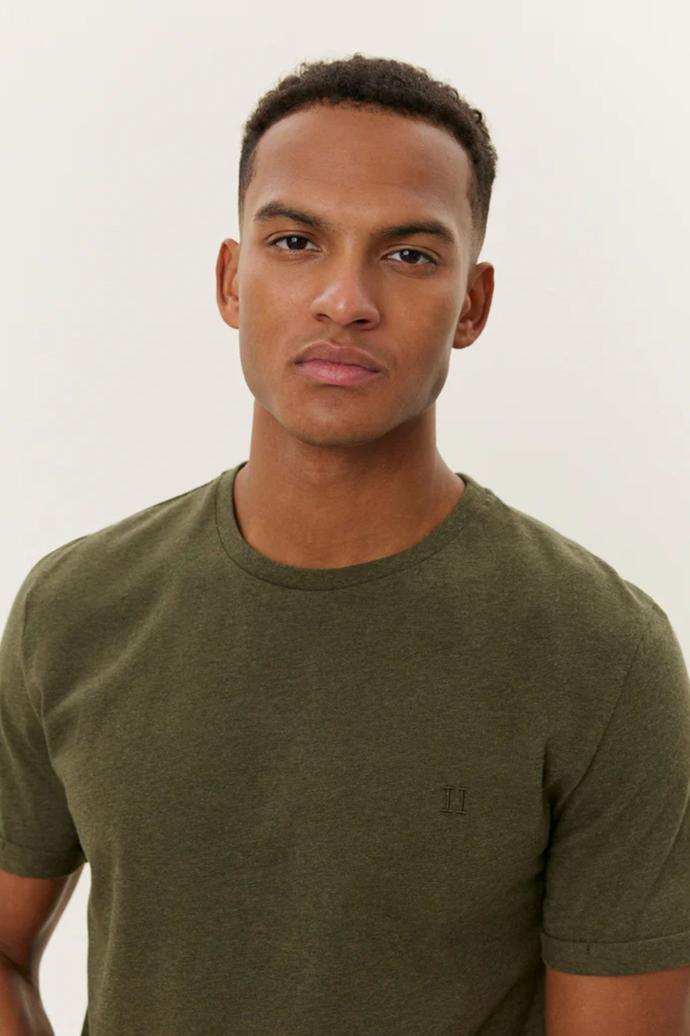 Model wearing the Les Deux norregaard t-shirt in forest green. Close front view