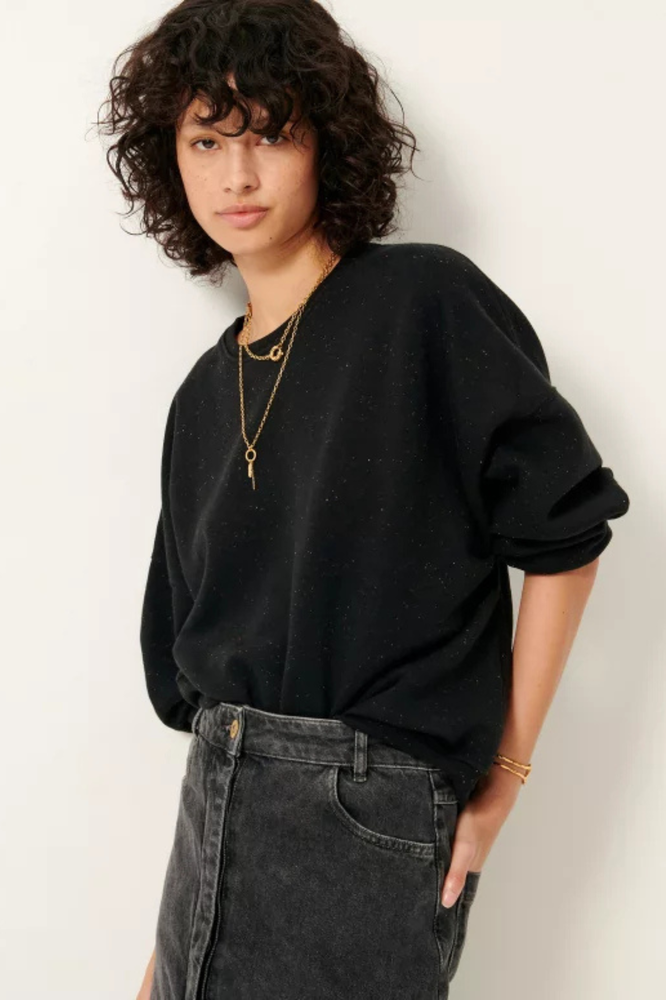 Model wearing the Sessun chebbi sweat oversized in black. Front view