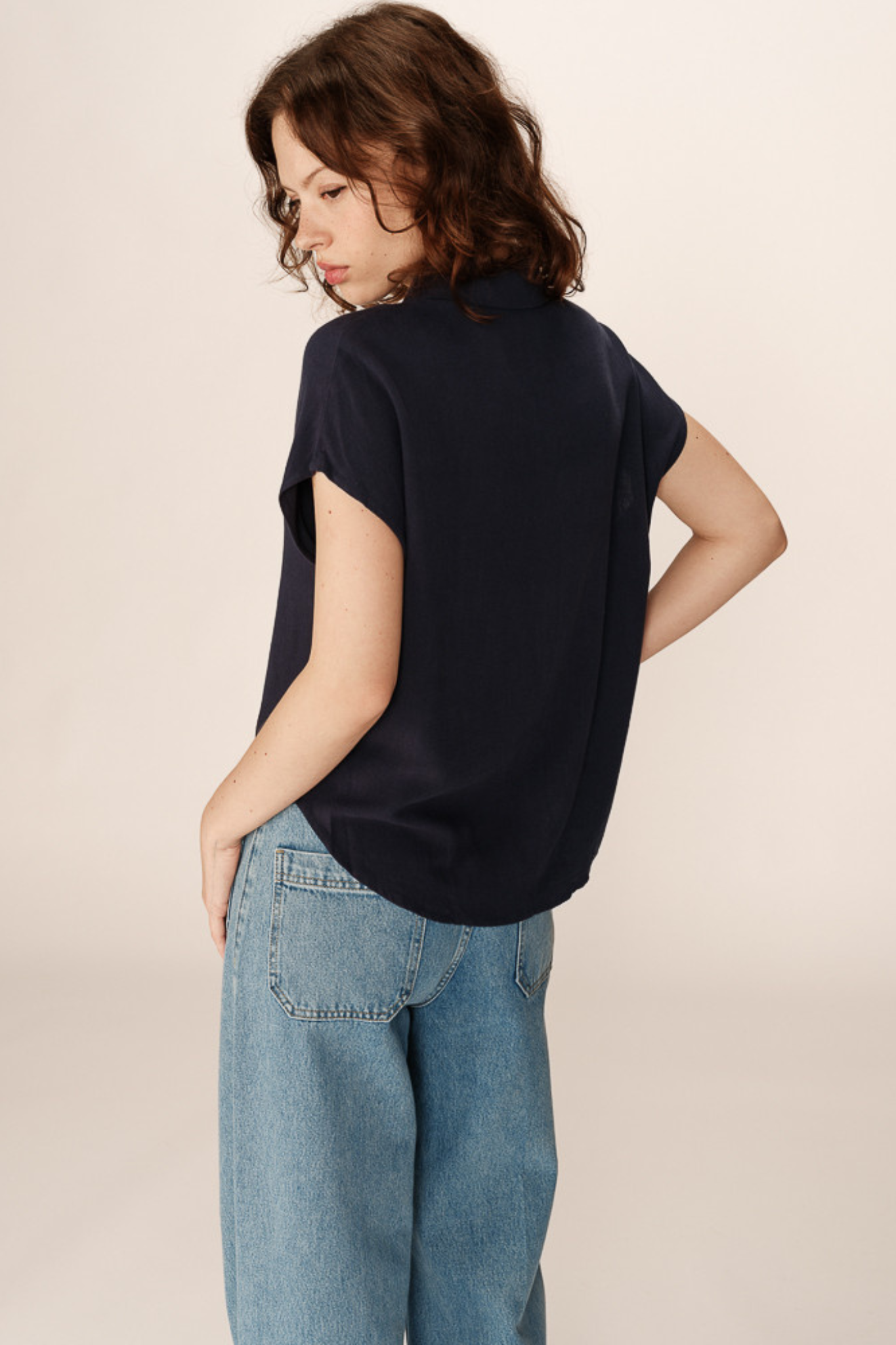 Model wearing the Grace & Mila perez shirt in marine. Back view