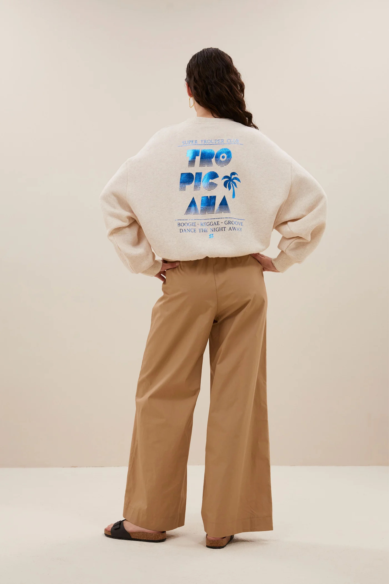 Model wearing the By-Bar bibi dancing melee sweater in oyster melee. Back view