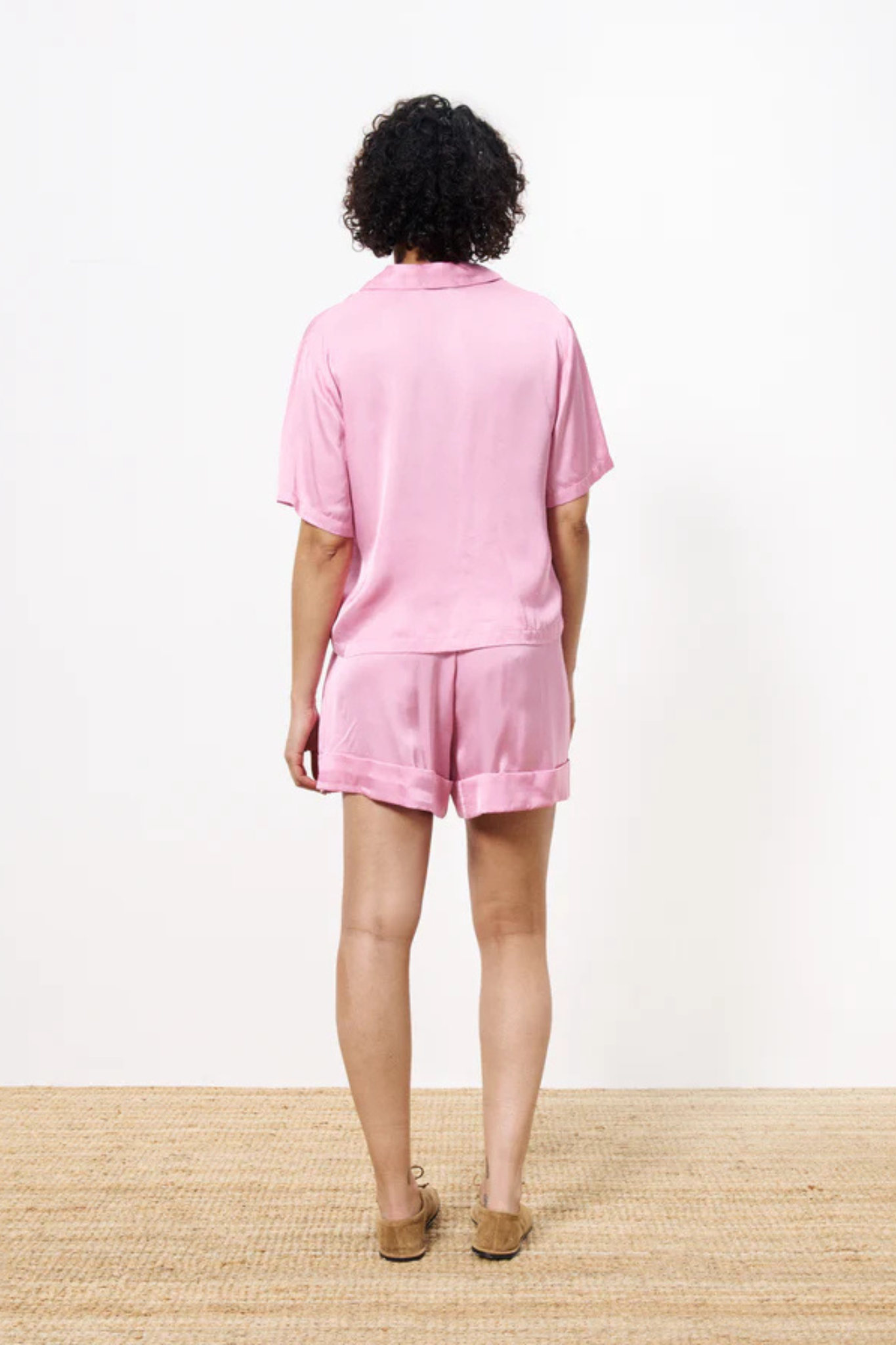 Model wearing the FRNCH chelly shirt in pink. Back view